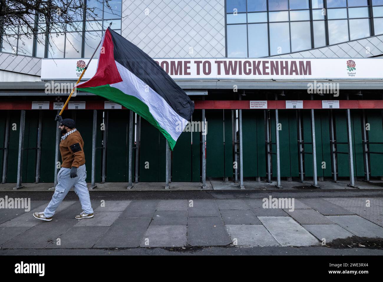 Palästinensische Demonstranten PALÄSTINENSISCHE AKTION nehmen an einer Demonstration gegen militärische Waffen im Twickenham Rugby Stadium im Südwesten Londons Teil. Stockfoto