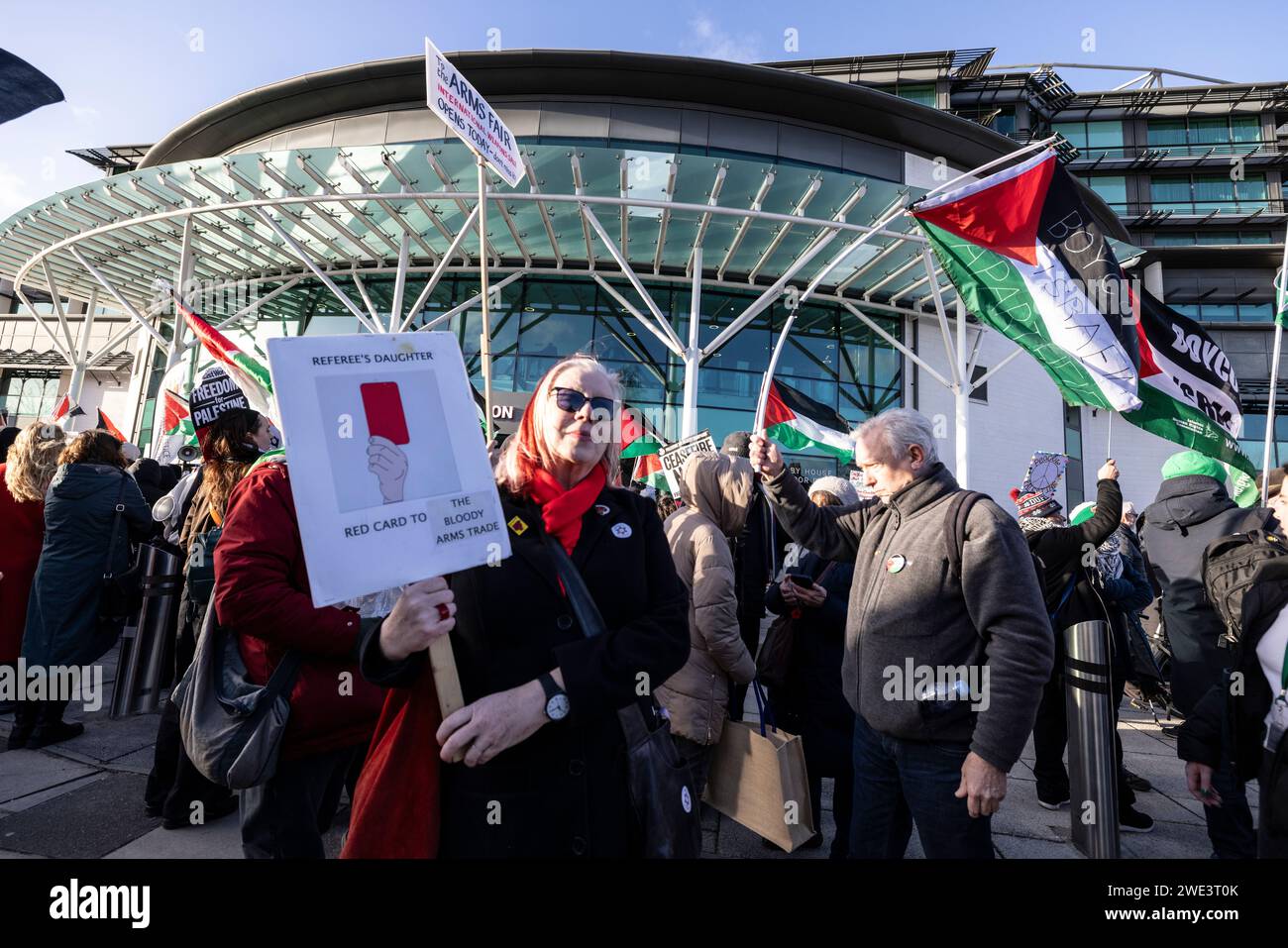 Palästinensische Demonstranten PALÄSTINENSISCHE AKTION nehmen an einer Demonstration gegen militärische Waffen im Twickenham Rugby Stadium im Südwesten Londons Teil. Stockfoto