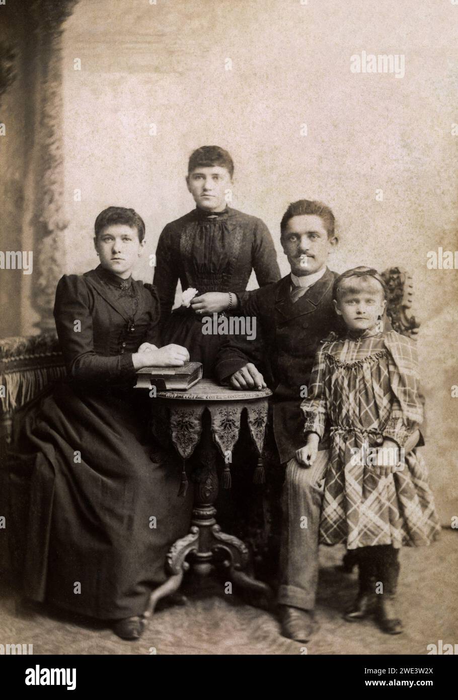 Ein Familienporträt einer Familie aus Lodz, Polen. Stockfoto