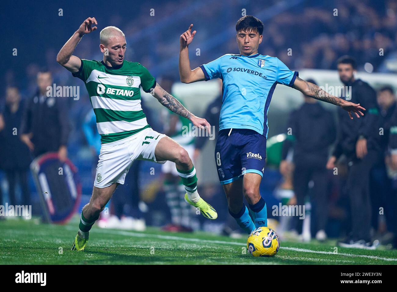 Nuno Santos von Sporting CP tritt um den Ball mit Alex Mendez vom FC Vizela während des Liga Portugal Betclic-Spiels zwischen dem FC Vizela und Sporting C an Stockfoto