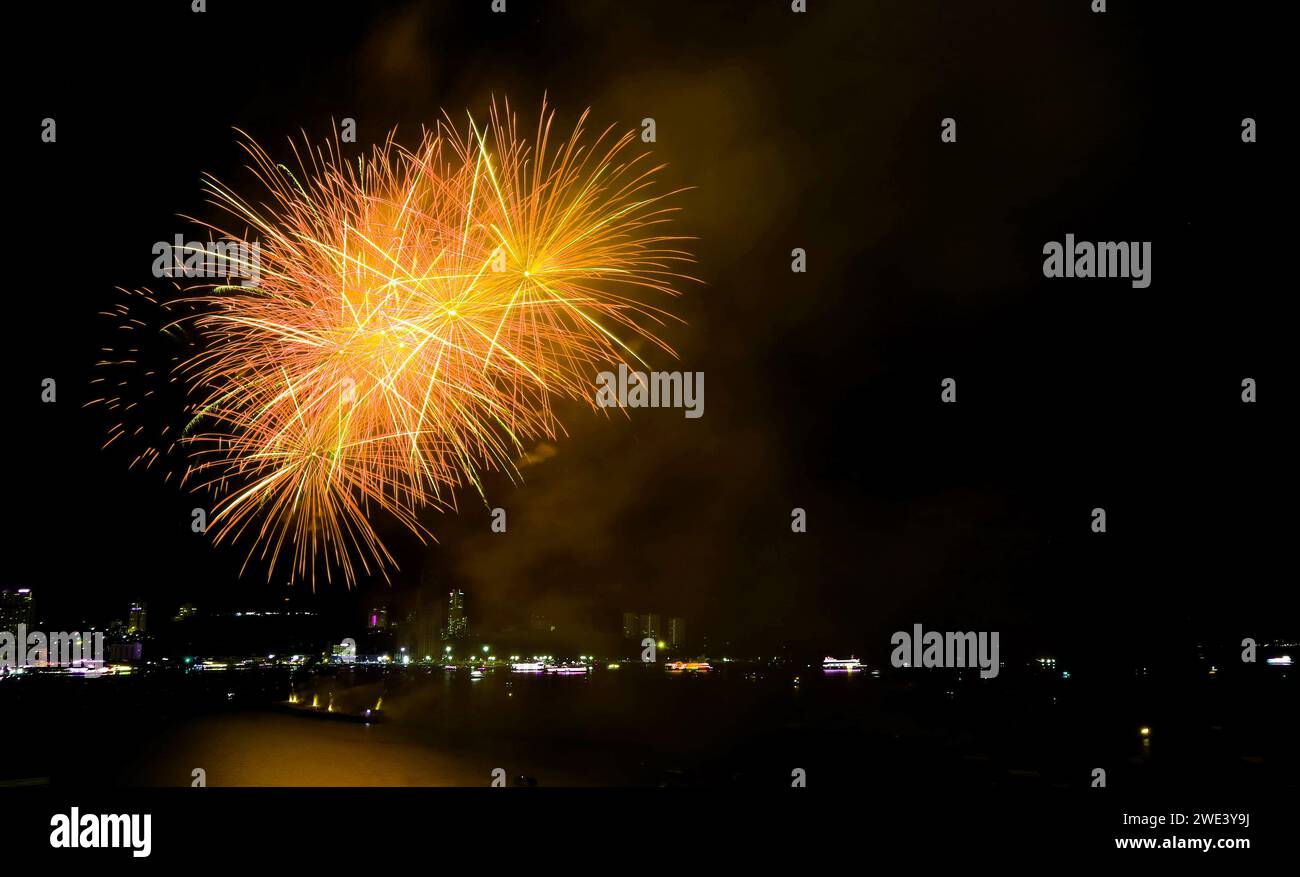 Spektakuläres Feuerwerk explodiert in den Nachthimmel über dem bucht Stockfoto