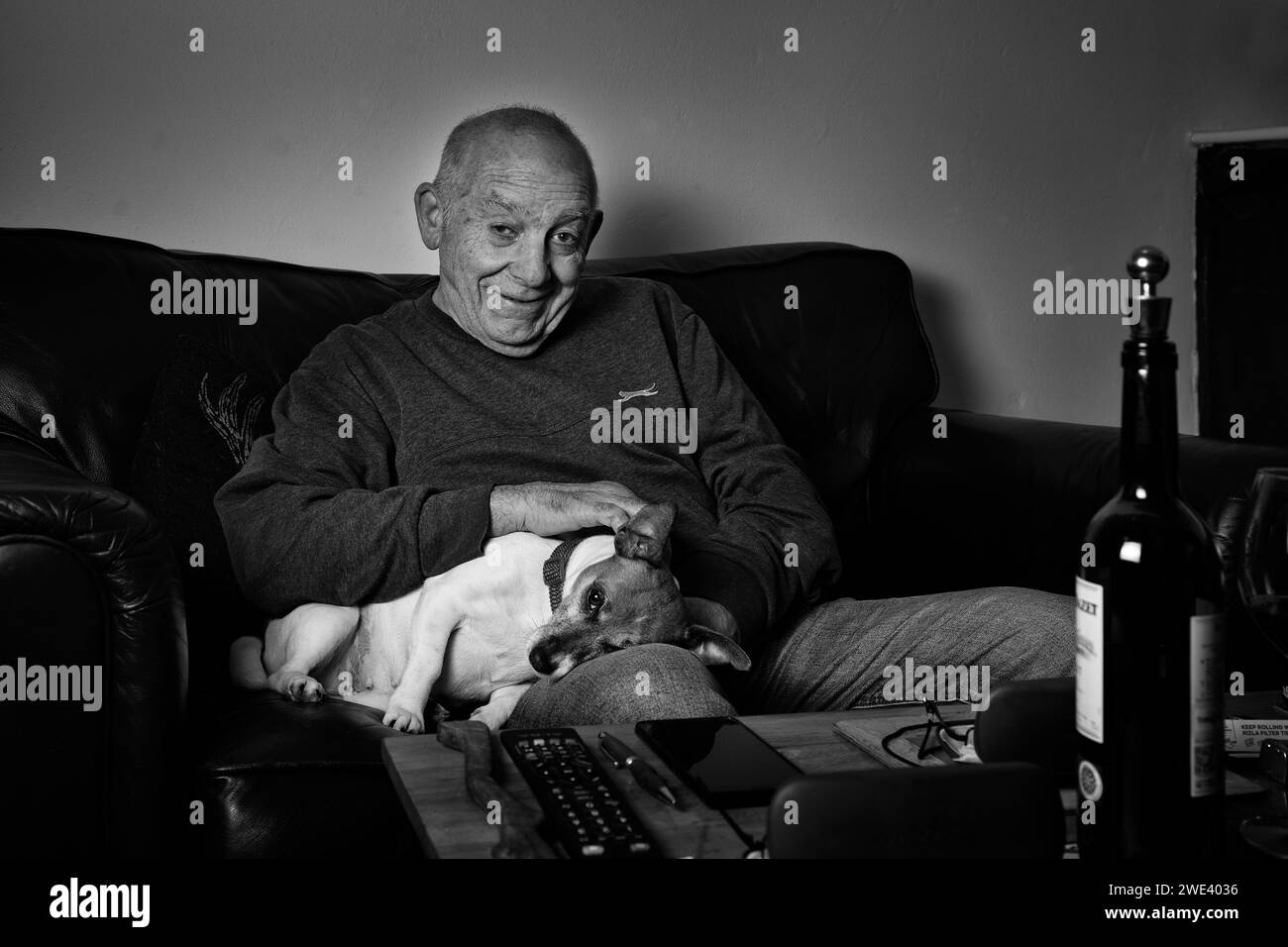 Ein alter Mann mit seinem Hund Stockfoto