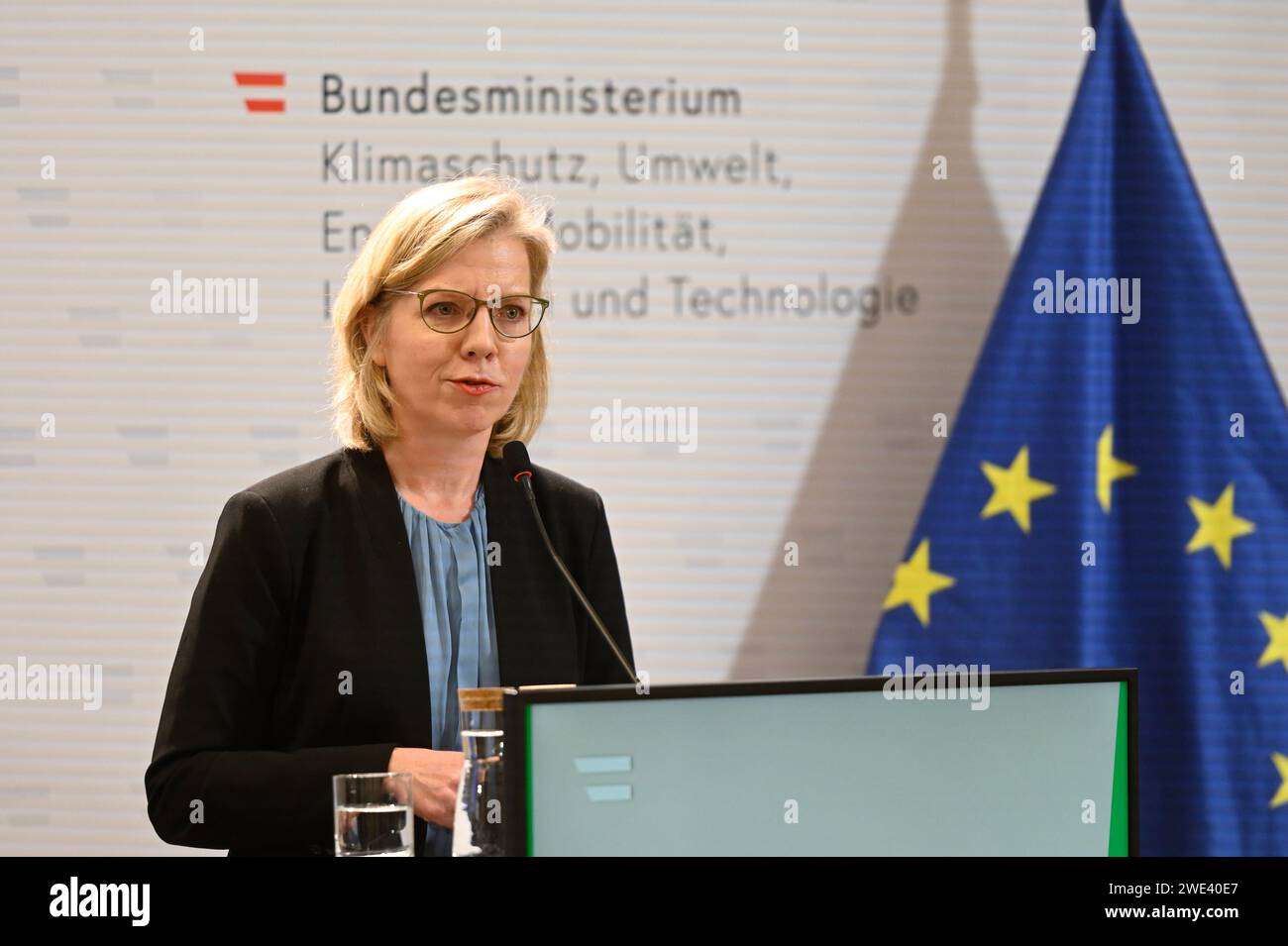 Wien, Österreich. Januar 2024. Klimaschutzministerin Leonore Gewessler (die Grünen) berichtet über den Ausbau der Solarenergie in Österreich Stockfoto