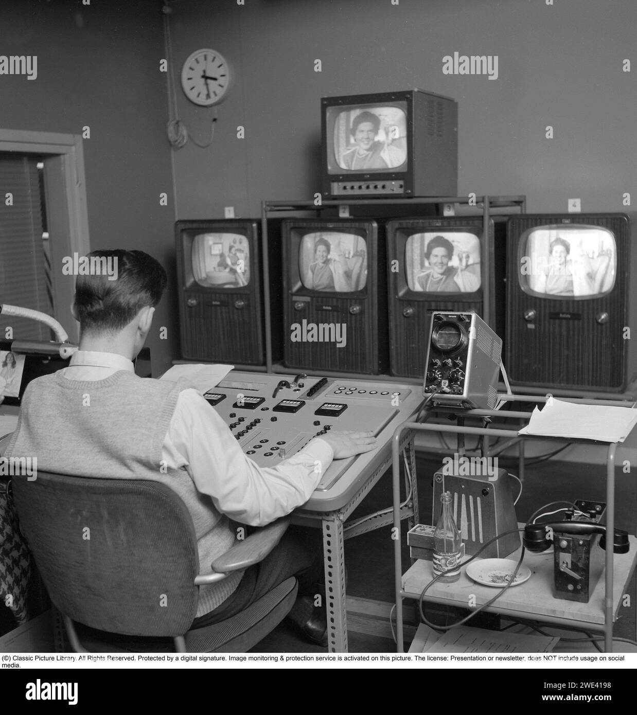 TV-Geschichte 1958. Schwedens Radio TV auf Valhallavägen in Stockholm Februar 1958. Ein Innenraum aus dem Kontrollraum, in dem zwei Männer die Aufnahme im Fernsehstudio überwachen. Conard Ref. 3674 Stockfoto