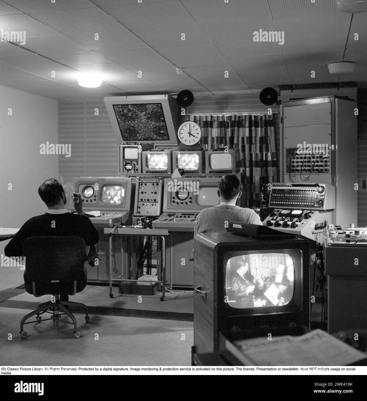 TV-Geschichte 1958. Schwedens Radio TV auf Valhallavägen in Stockholm Februar 1958. Ein Innenraum aus dem Kontrollraum, in dem zwei Männer die Aufnahme im Fernsehstudio überwachen. Conard Ref. 3674 Stockfoto