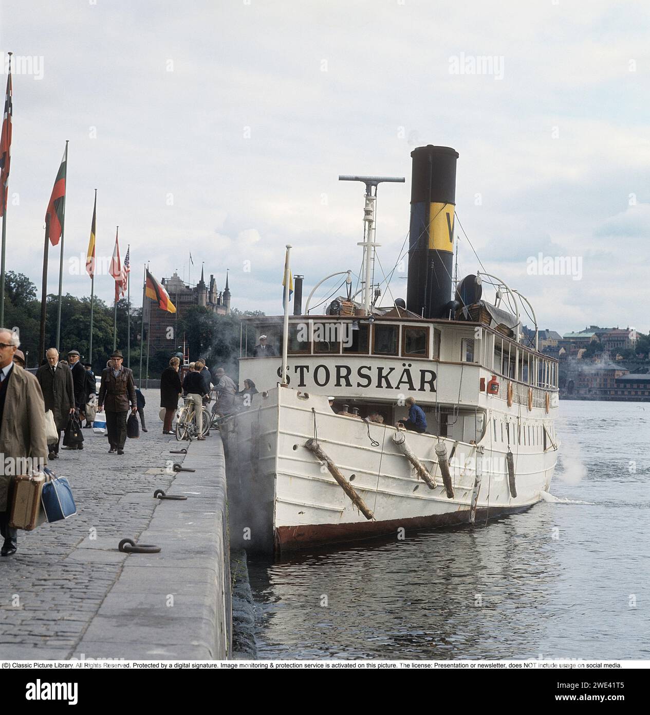 S/S Storskär. ETT ångfartyg einige Zeit vor 1908. Här vid Blasieholmskajen i Stockholm 1969. Kristoffersson Ref. DV18 Stockfoto