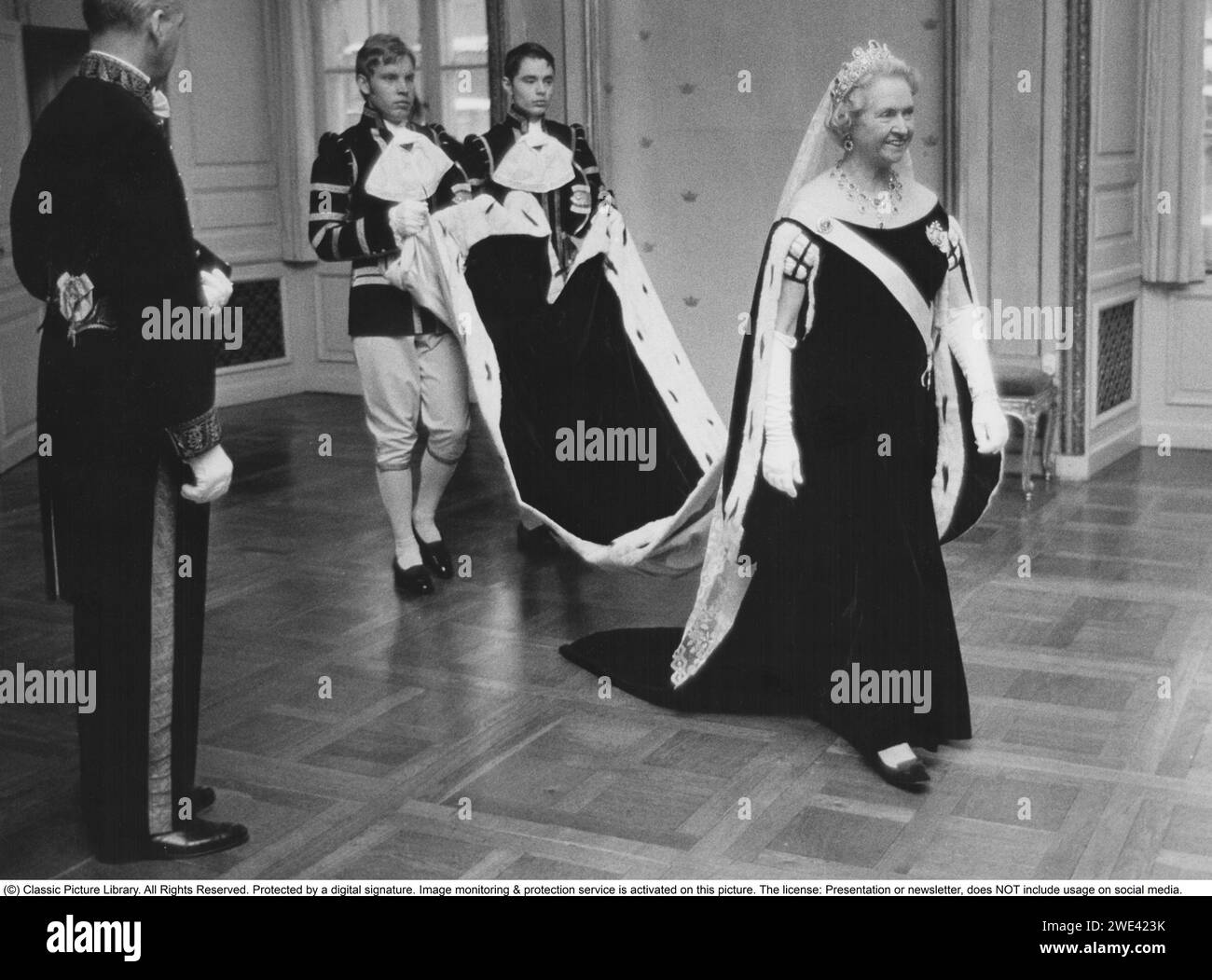Prinzessin Sibylla von Sachsen-Coburg und Gotha. januar 1908 bis 28. november 1972. Sie war Mitglied der schwedischen Königsfamilie und Mutter des heutigen schwedischen Königs Carl XVI. Gustaf. Sie wurde schwedische Prinzessin, als sie 1932 den Herzog Gustaf Adolf von Västerbotten heiratete. Sie hatte damit die Aussicht, eines Tages Königin zu werden, aber der Prinz wurde 1947 bei einem Flugzeugabsturz getötet und lebte nicht mehr auf dem schwedischen Thron. Ihr Sohn wurde im Jahr nach ihrem Tod König. Bild am 13. januar 1972 zur Eröffnung des schwedischen parlaments, in einem langen Kleid mit zwei HofLakaien lif Stockfoto