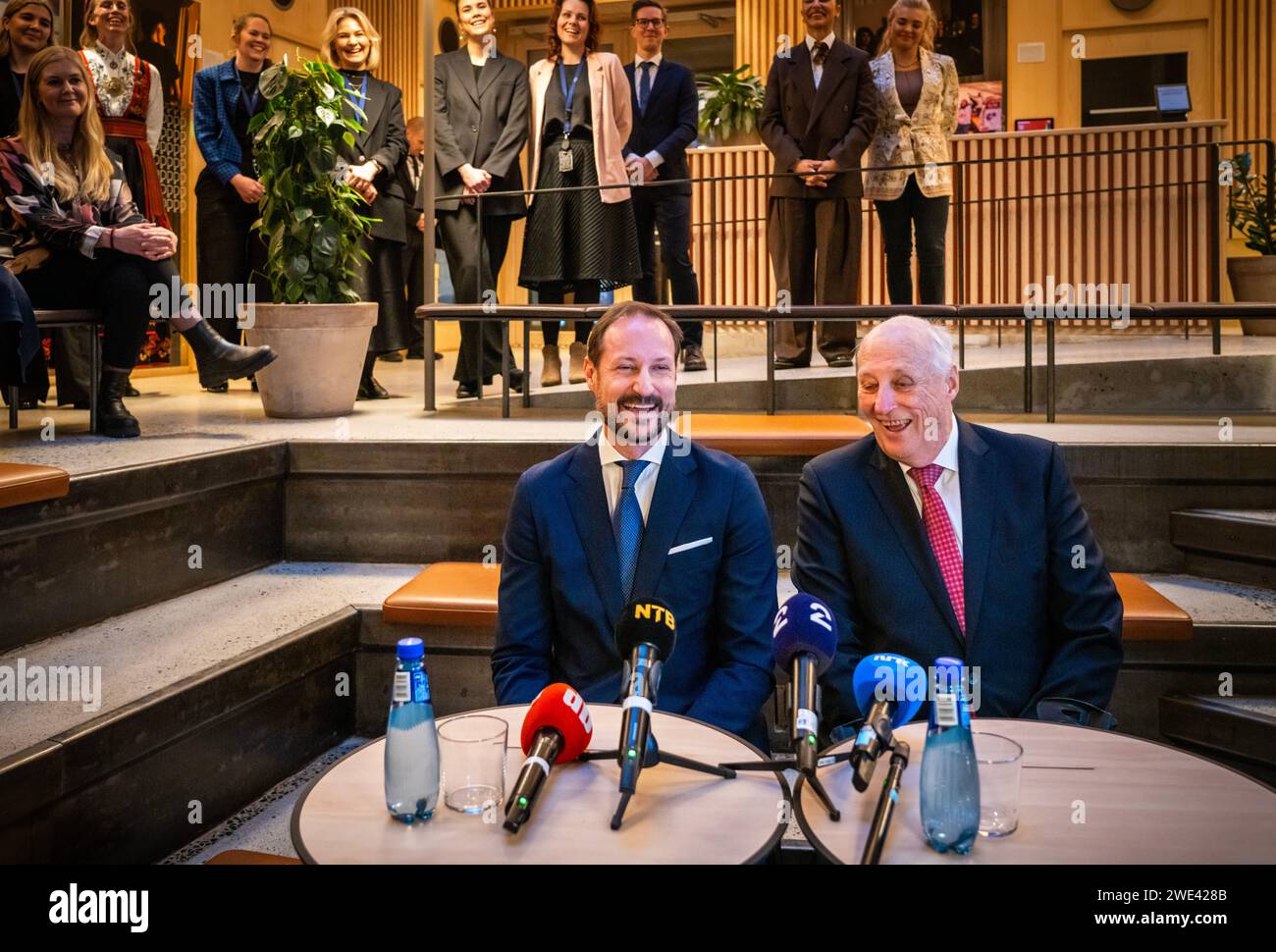 Oslo 20240123. König Harald und Kronprinz Haakon treffen sich nach ihrem Besuch bei Faktisk.no in Pressens hus in Oslo am Dienstag mit der Presse. Faktisk.no AS ist eine gemeinnützige Organisation und unabhängige Nachrichtenagentur zur Überprüfung der gesellschaftlichen Debatte und des öffentlichen Diskurses in Norwegen. Foto: OLE Berg-Rusten / NTB Stockfoto