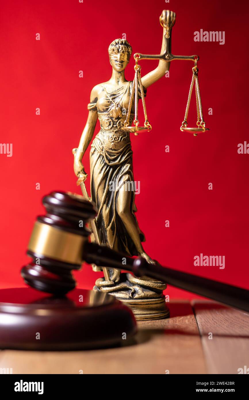 Lady Justice und Richter Hamel vor rotem Hintergrund Stockfoto