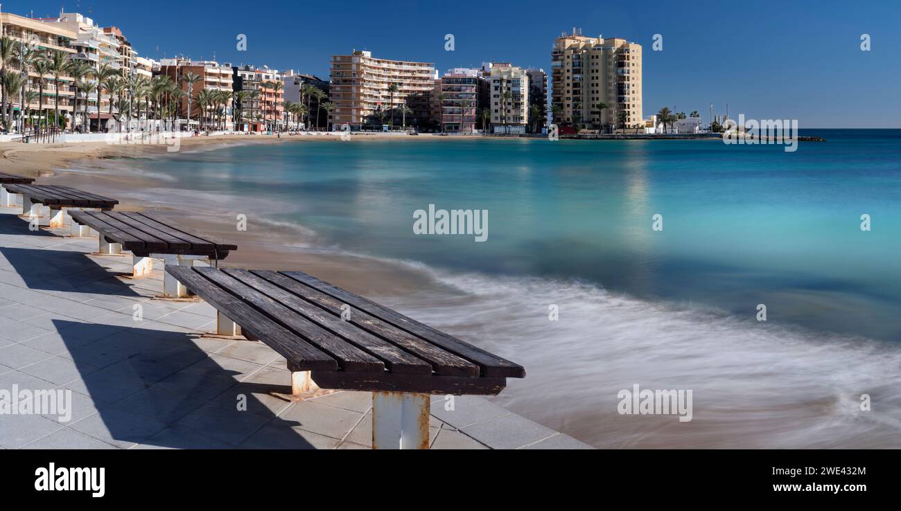 Torrevieja, Alicante, Spanien. Ein wunderschöner Tag Mitte januar an der Küste von Torrevieja, während die Menschen eine sanfte Brise vom Mittelmeer genießen. Stockfoto