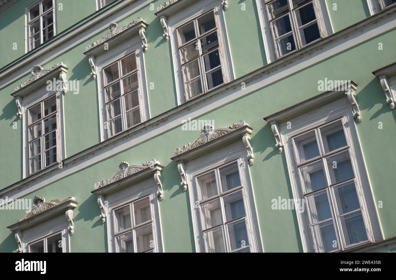 Fassade eines Apartmentgebäudes mit Blick auf die Donau, Budapest, Ungarn Stockfoto