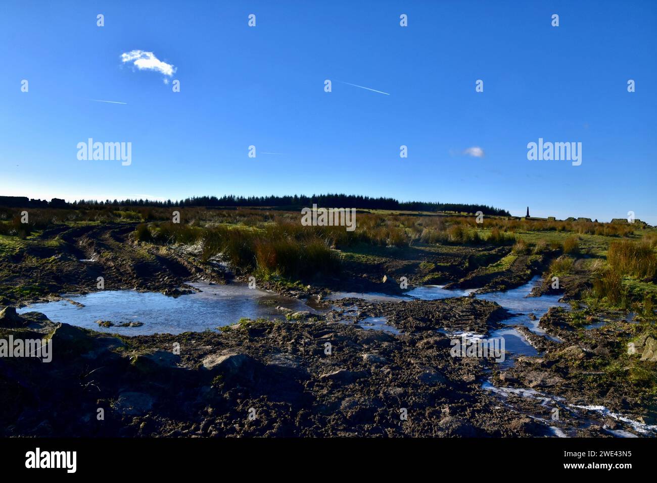 Gefrorener Pfad führt nach Stoodley Pike. Stockfoto