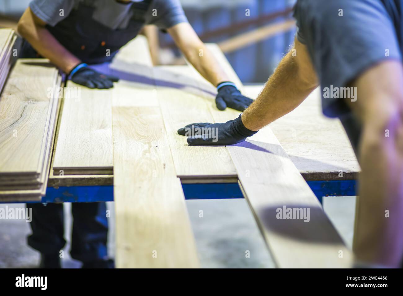 Arbeiter, die Holzböden in der Fabrik zusammenbauen Stockfoto