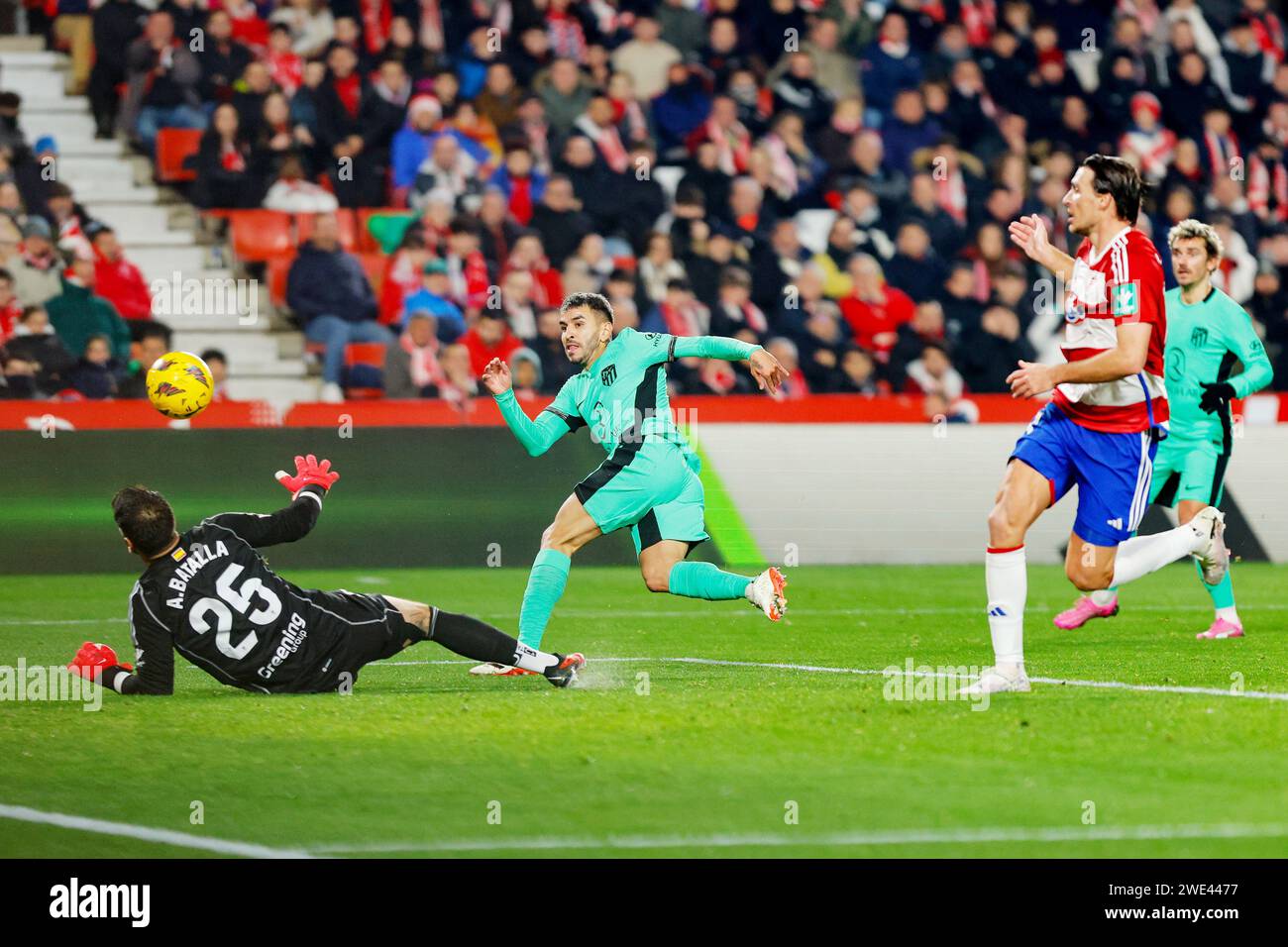 Angel Correa aus Atletico de Madrid und Augusto Batalla aus Granada während des spanischen Meisterschaftsspiels La Liga zwischen Granada CF und Atletico de Madrid am 22. Januar 2024 im Los Carmenes Stadion in Granada, Spanien Stockfoto