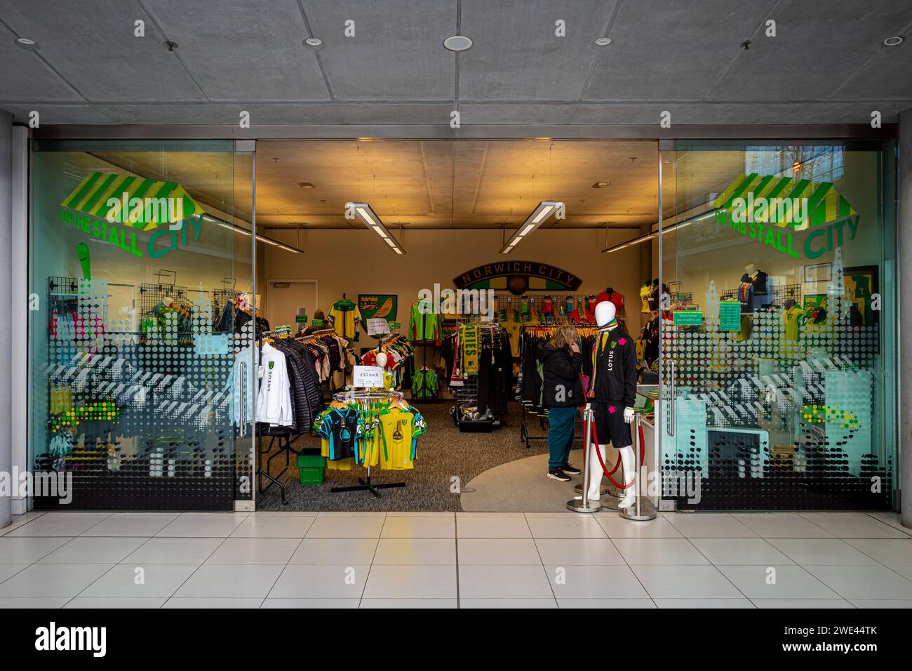 Im Stall City Norwich City Football Club Shop im Forum im Zentrum von Norwich. Früher war es ein Marktstand, heute wird es von einem Geschäft im Forum aus betrieben. Stockfoto