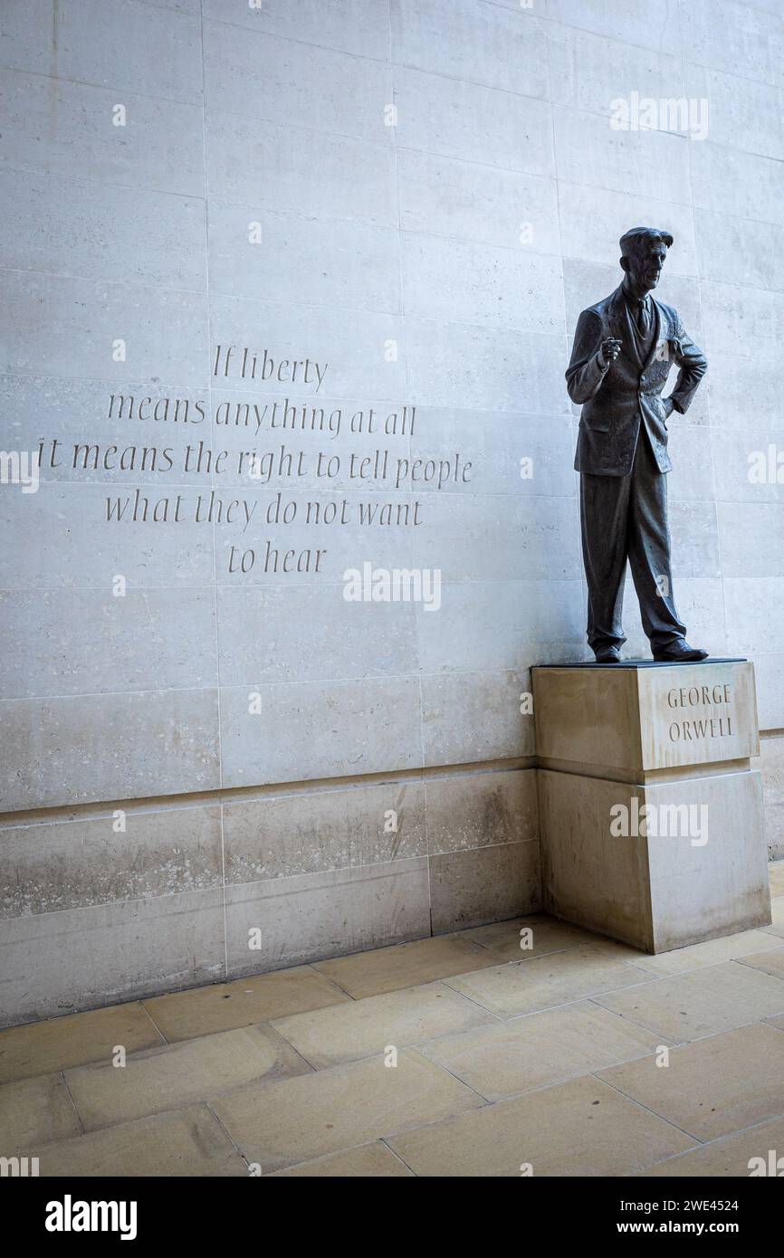 BBC-Statue George Orwell. Orwell-Statue und Zitat außerhalb des BBC New Broadcasting House. Die Statue des Bildhauers Martin Jennings wurde 2017 enthüllt Stockfoto
