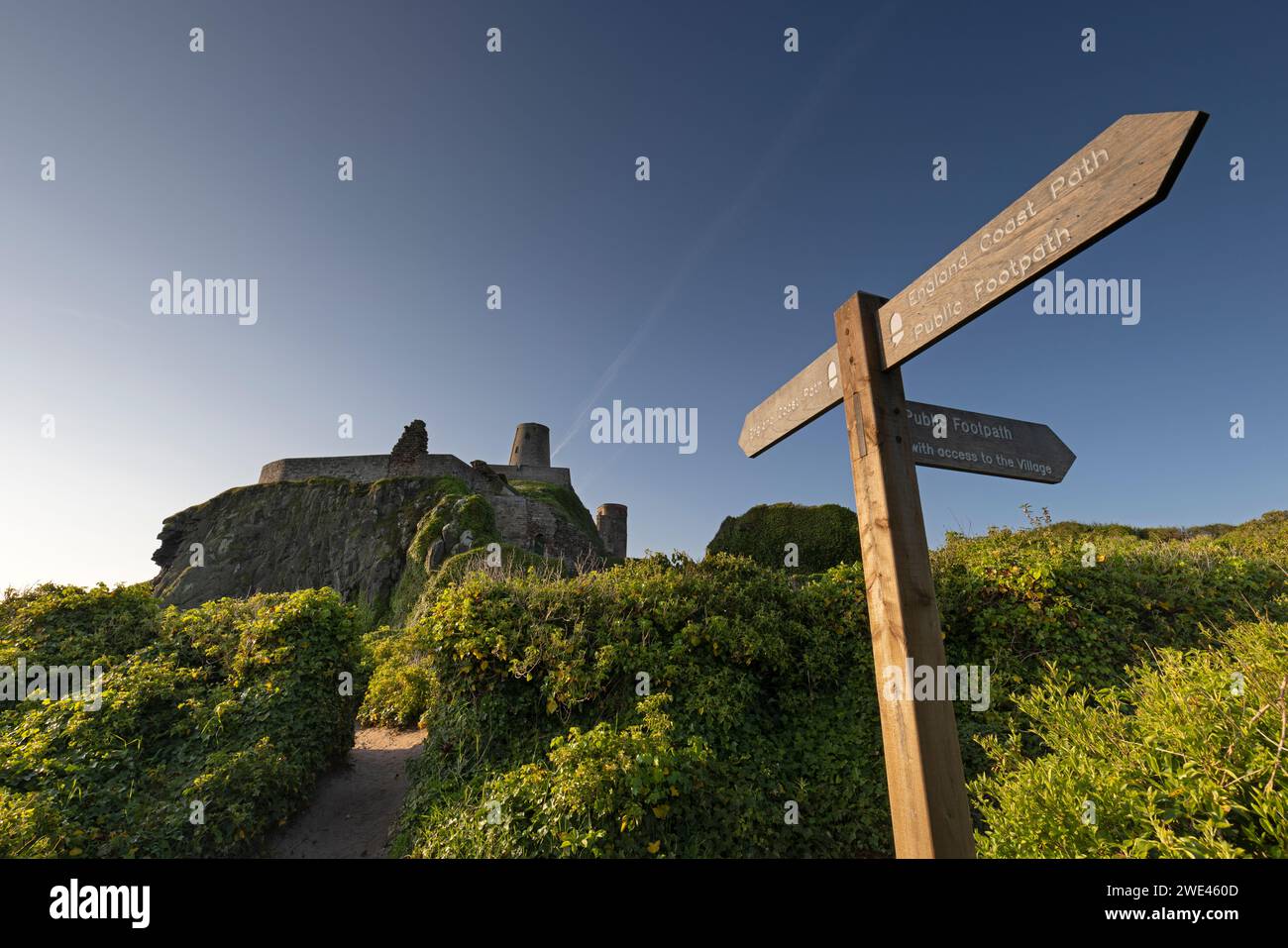 Wegweiser zum England Coastal Path und Bamburgh Castle, Northumberland, Großbritannien Stockfoto