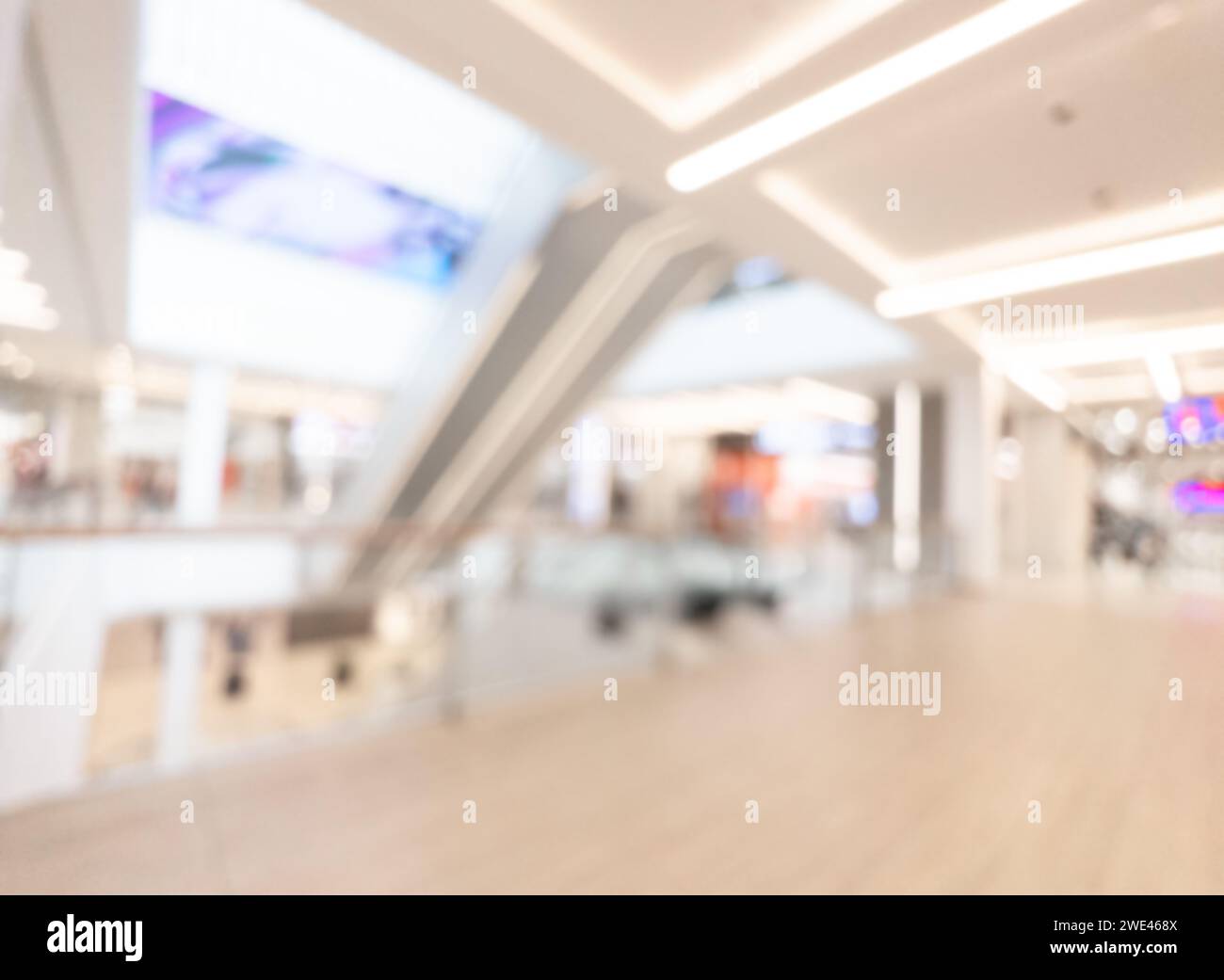 Abstrakt verschwommener Hintergrund der modernen Luxus-Kaufhaus Halle oder Einkaufszentrum Mall. Unscharfes Licht Hintergrund. Unscharfe Bokeh-Lichter Stockfoto