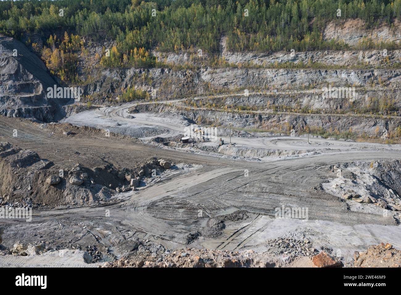Ein Panoramablick auf einen modernen Bergbaustandort mit großen Maschinen und Infrastruktur, der die aufregenden Karriereaussichten bei der Gewinnung wertvoller Bergwerke zeigt Stockfoto