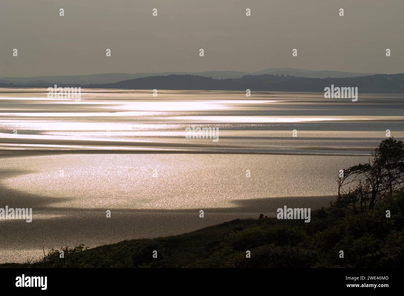 Ein abendlicher Blick über den Sand von Morecambe Bay vom National Trust Hotel Jack Scout. (14,6,2003) Stockfoto