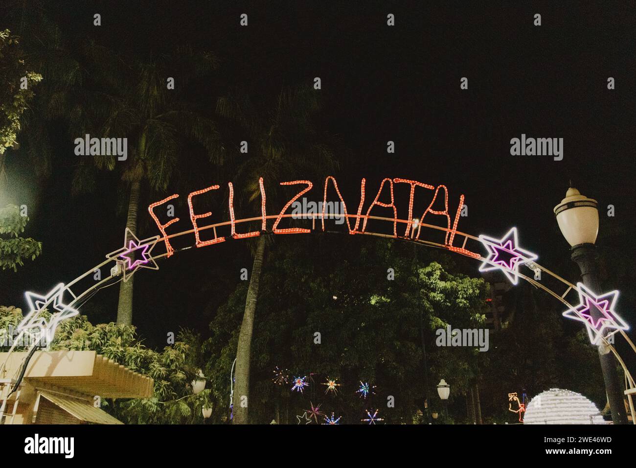 Leuchtende Dekoration mit feliz Geburtsschrift Stockfoto