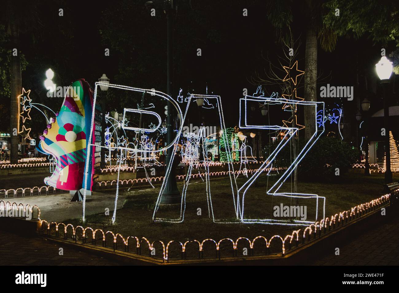 Leuchtende Dekoration mit paz Schriftzug Stockfoto