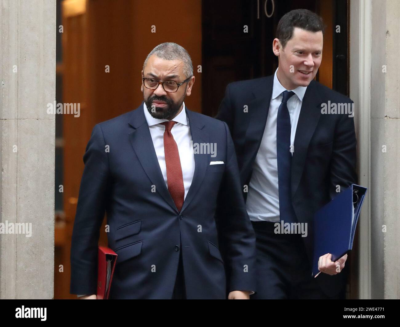 London, Vereinigtes Königreich. Januar 2024. James cleverly, Staatssekretär für das Innenministerium und Alex Chalk, Justizminister, gehen nach der Kabinettssitzung zurück. Quelle: Uwe Deffner/Alamy Live News Stockfoto