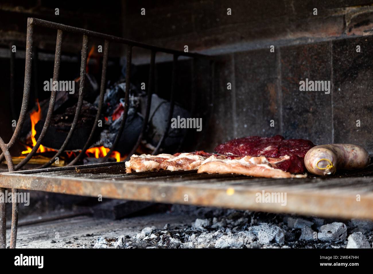 Argentinisches Fleisch wird auf dem Grill gebraten. Ein traditionelles Barbecue namens Asado in Argentinien. Stockfoto