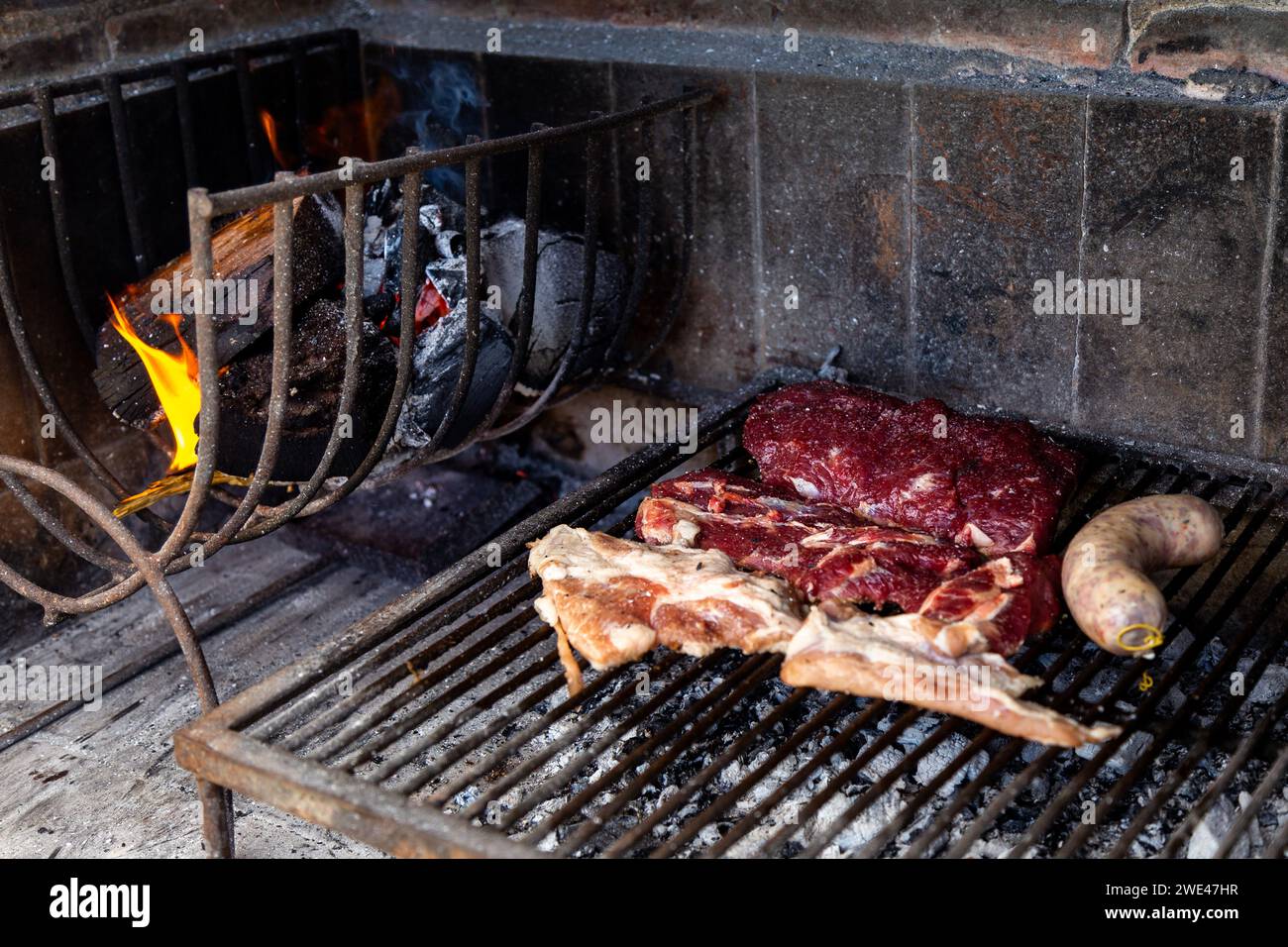 Argentinisches Fleisch wird auf dem Grill gebraten. Ein traditionelles Barbecue namens Asado in Argentinien. Stockfoto