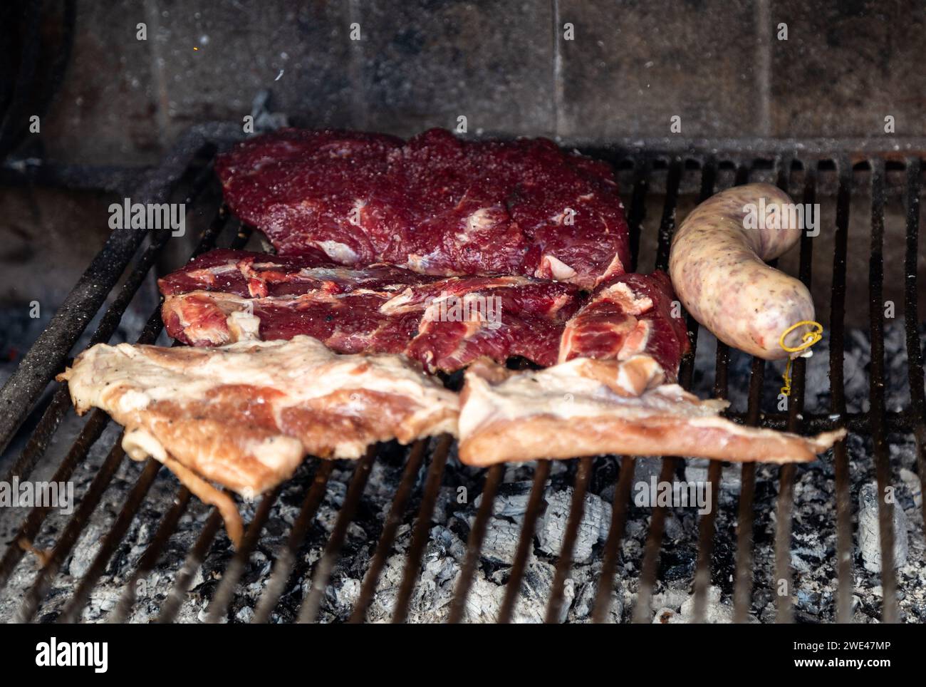 Argentinisches Fleisch wird auf dem Grill gebraten. Ein traditionelles Barbecue namens Asado in Argentinien. Stockfoto