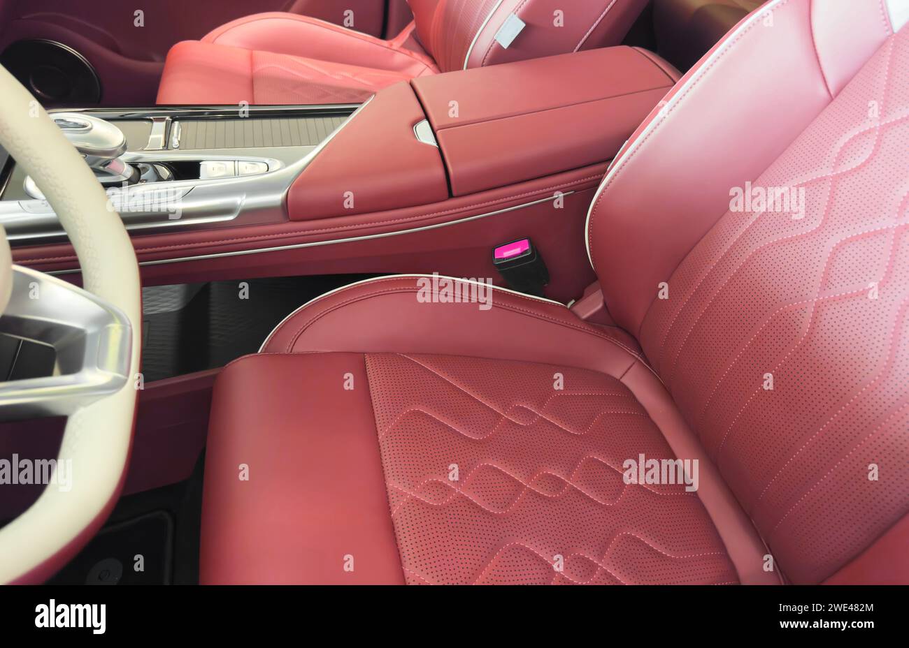 Moderne Luxus Auto braun Leder Interieur. Teil aus orangefarbenem Leder Autokindersitz Details mit weißen Nähten. Innenraum des Prestige-Autos. Bequeme Perforat Stockfoto