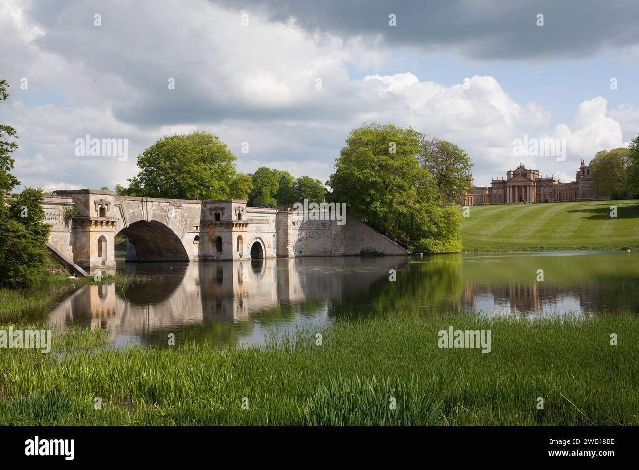 Blick auf den Blenheim Palace und seine Anlage in Oxfordshire in Großbritannien Stockfoto