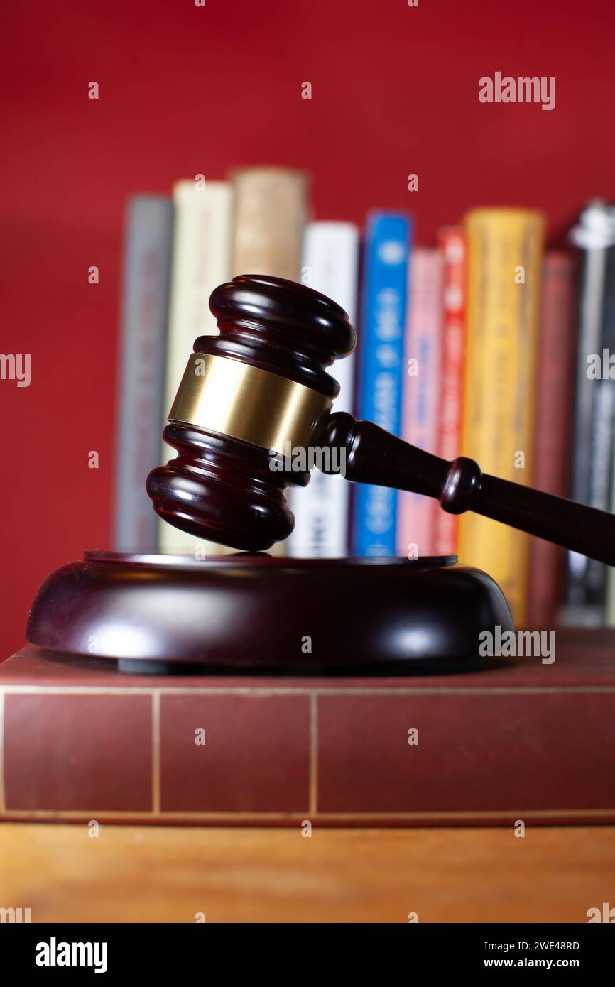 Richter Hamel und Bücher auf rotem Hintergrund Stockfoto