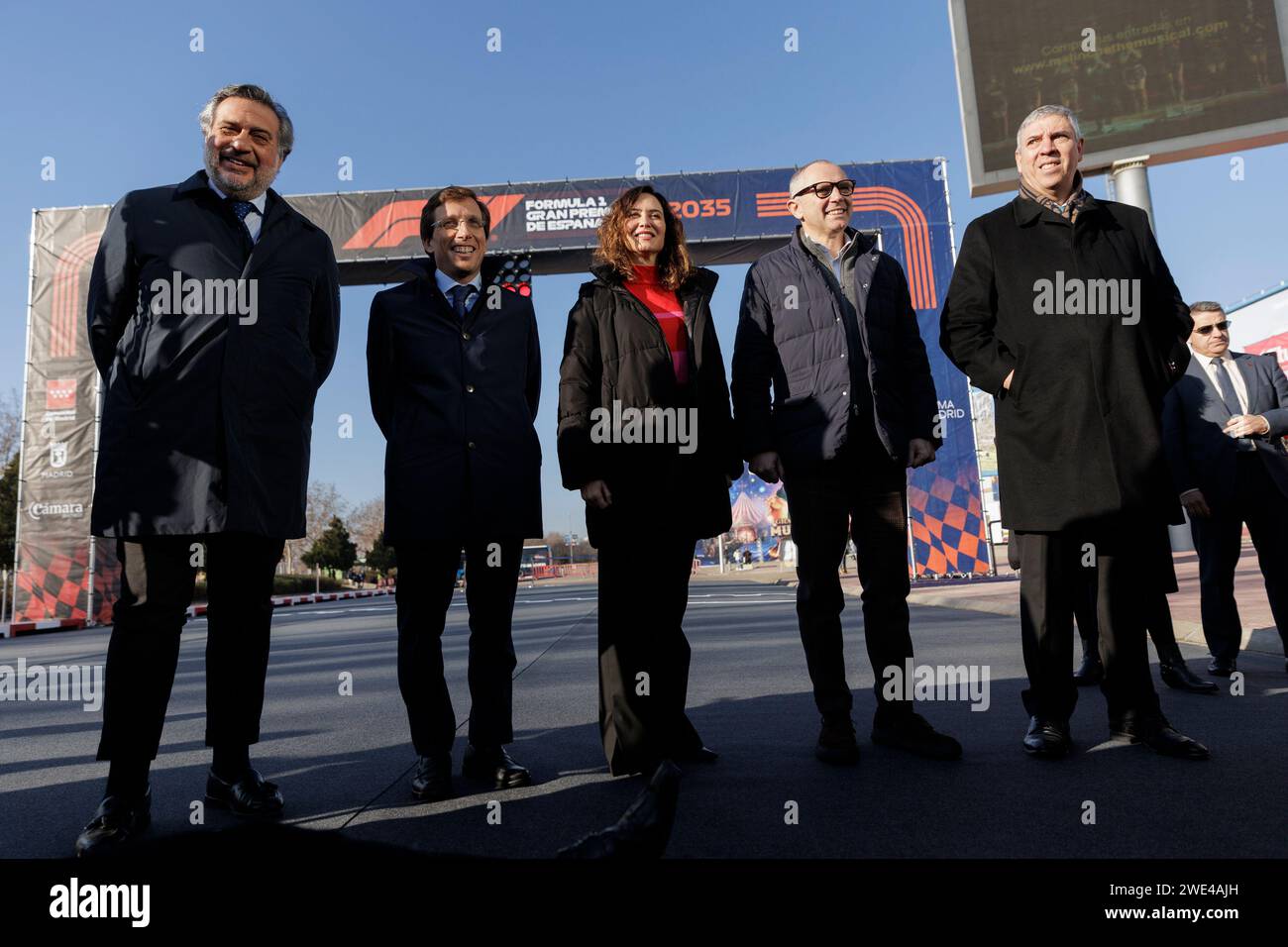 MADRID, SPANIEN - 23. JANUAR: Von links nach rechts Angel Asensio, Präsident der Handelskammer von Madrid, Jose Luis Martinez Almeida, Bürgermeister von Madrid, Isabel Diaz Ayuso, Präsidentin der Gemeinschaft Madrid, Stefano Domenicali, Präsident und CEO der Formel 1 und Vicente de los Mozos, präsident der IFEMA MADRID während der Präsentation des Formel-1-Grand-prix, der ab 2026 in Madrid stattfindet Credit: Guille Martinez/AFLO/Alamy Live News Stockfoto