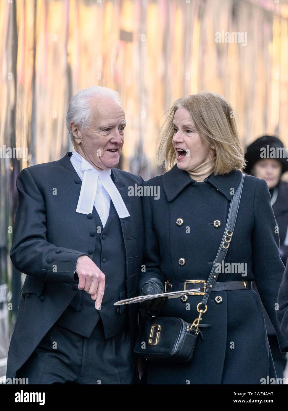 Lord McFall of Alcluith (Sprecher des House of Lords) und Baroness Deborah Bull verließen die Gedenkfeier für Betty Boothroyd, ehemalige Sprecherin des House of Lords Stockfoto