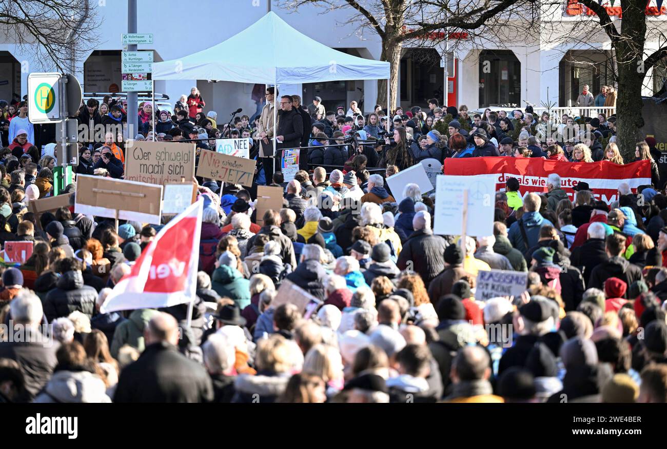 Rottenburg Kreis Tübingen 23.01.2024 Gedenken an Eugen Bolz Württembergischer Staatspraesident 1928 ð 1933 in Verbindung mit einer Aktion der Stadt Rottenburg für Demokratie und Menschenrechte: Am Todestag des Rottenburger Ehrenbuerger Bolz, versammeln sich mehr als 4000 Teilnehmer zu einer Kundgebung auf dem Bolzplatz für Vielfalt und Demokratie. Oberbuergermeister Stephan Neher Mitte hinten, CDU auf der Buehne. Änderungsantrag 23. Januar 1945 wurde Eugen Bolz in Berlin-Ploetzensee hingerichtet. Schon frueh warnte der Rottenburger vor dem Nationalsozialismus als Gefahr für die Demokratie. *** Rottenb Stockfoto