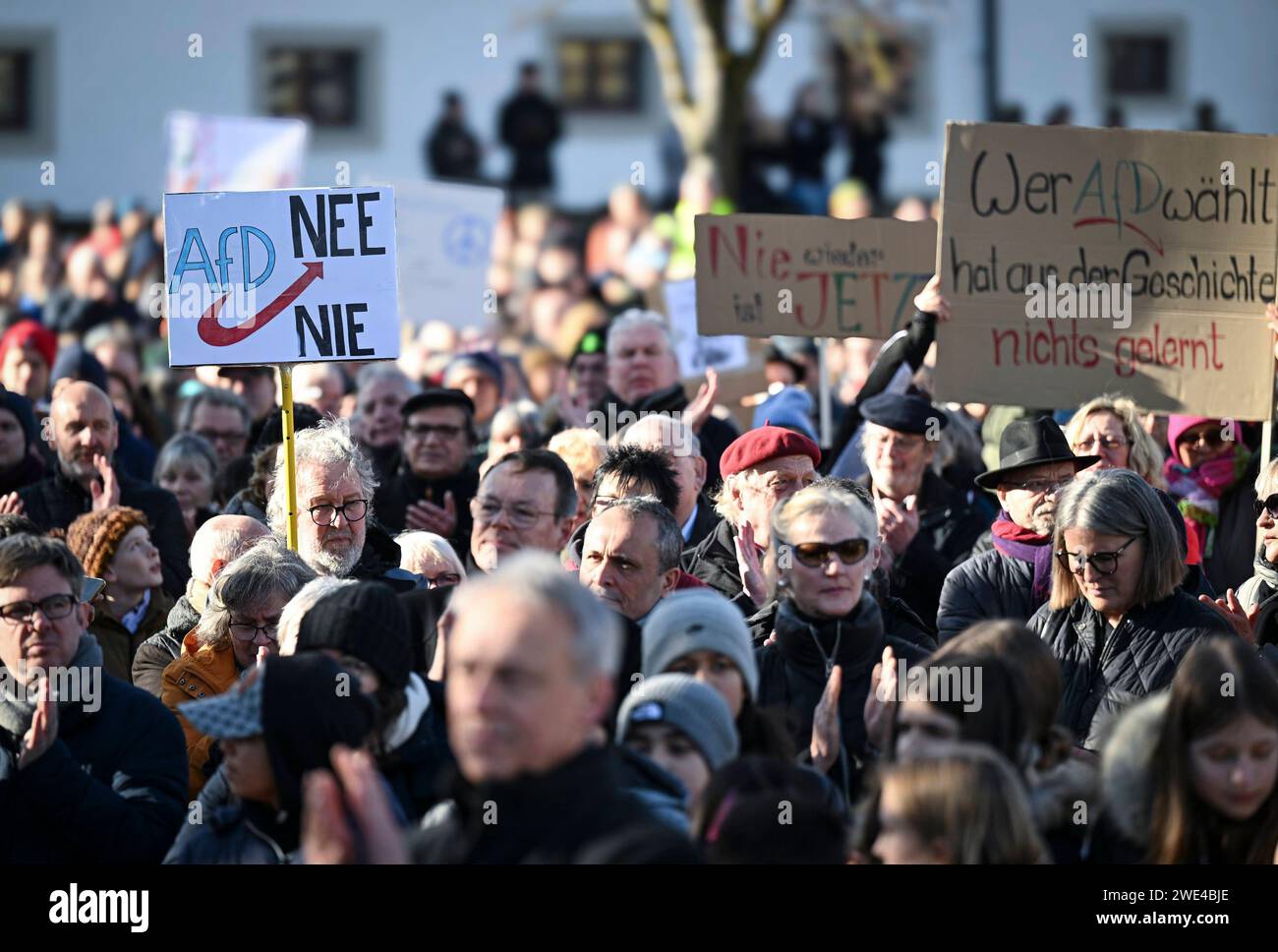 Rottenburg Kreis Tübingen 23.01.2024 ein Plakate, AfD nee, nie und wer AfD waehlt hat aus der Geschichte nichts gelernt, beim Gedenken an Eugen Bolz Württembergischer Staatspraesident 1928 ð 1933 in Verbindung mit einer Aktion der Stadt Rottenburg für Demokratie und Menschenrechte: am Todestag des Rottenburger Ehrenburgers Bolz, versammeln sich mehr als 4000 Teilnehmer zu einer Kundgebung auf dem Bolzplatz für Vielfalt und Demokratie. Änderungsantrag 23. Januar 1945 wurde Eugen Bolz in Berlin-Ploetzensee hingerichtet. Schon frueh warnte der Rottenburger vor dem Nationalsozialismus als Gefahr für die D Stockfoto