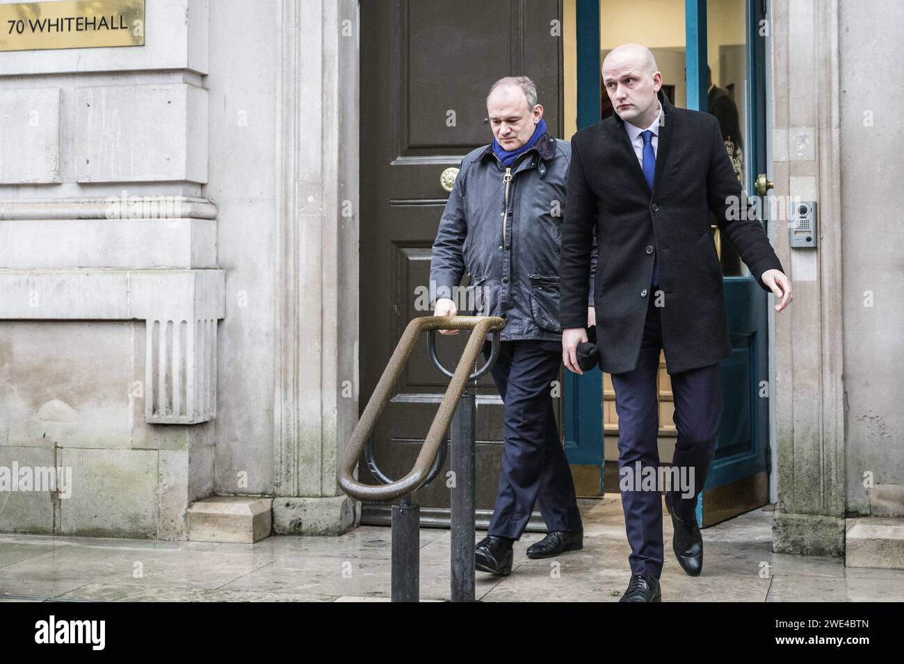 London, Großbritannien. Januar 2024. Ed Davey (L), Vorsitzender der Liberaldemokraten und Abgeordneter für Kingston und Surbiton, und Stephen Flynn (R), Vorsitzender der Schottischen Nationalpartei (SNP) im Unterhaus, verlassen das Kabinettsbüro nach Sitzungen. Quelle: Imageplotter/Alamy Live News Stockfoto