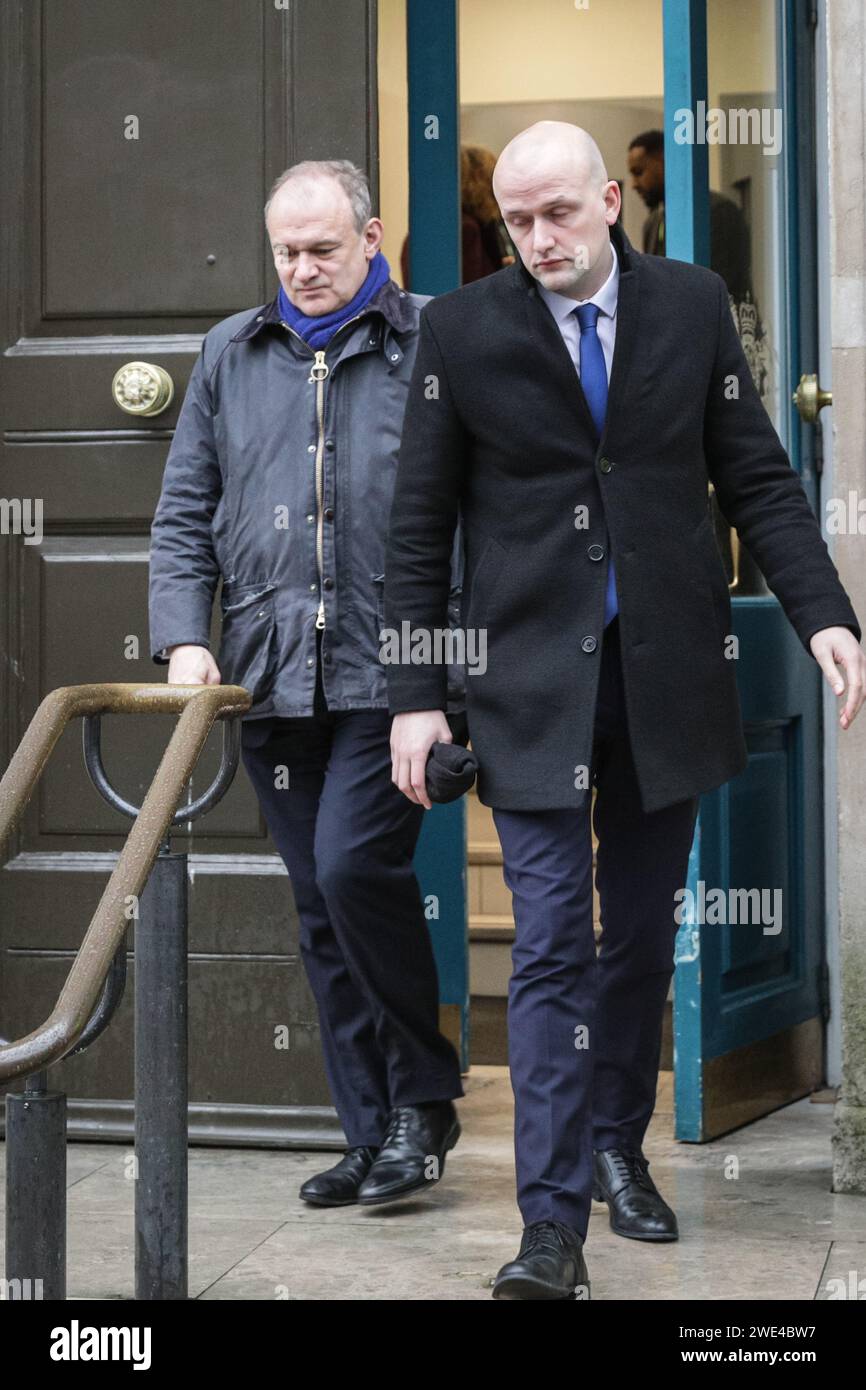 London, Großbritannien. Januar 2024. Ed Davey (L), Vorsitzender der Liberaldemokraten und Abgeordneter für Kingston und Surbiton, und Stephen Flynn (R), Vorsitzender der Schottischen Nationalpartei (SNP) im Unterhaus, verlassen das Kabinettsbüro nach Sitzungen. Quelle: Imageplotter/Alamy Live News Stockfoto