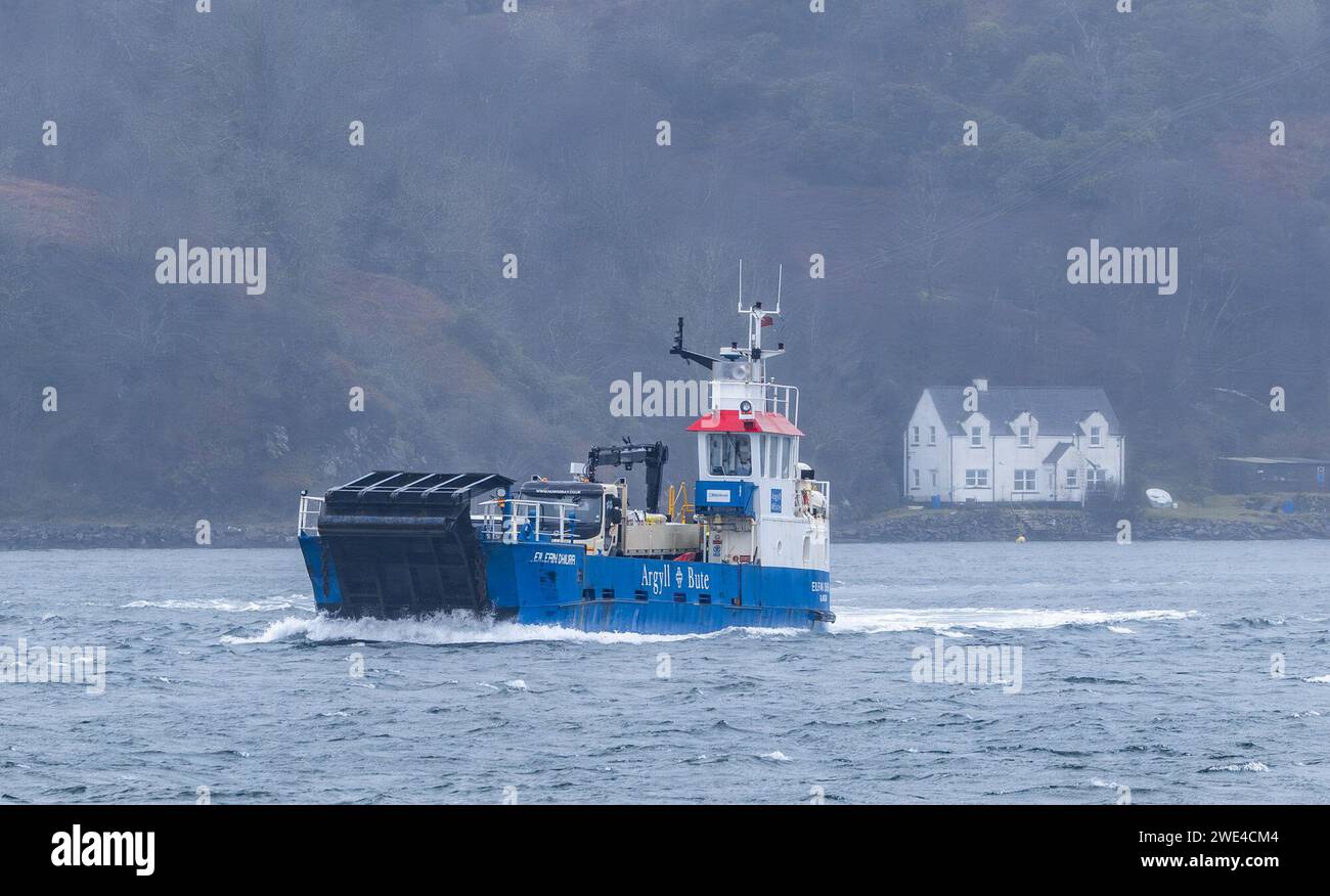 Isle of Jura, Vereinigtes Königreich. 23. Januar 2024 im Bild: Die Fährverbindung zwischen den Isles of Jura und Islay, MV Eilean Dhiura, kämpft gegen die starken Gezeiten im Sound of Islay, als die Auswirkungen des Sturms Jocelyn, des zehnten Sturms der Saison, westlich Schottlands traf. Quelle: Rich Dyson/Alamy Live News Stockfoto