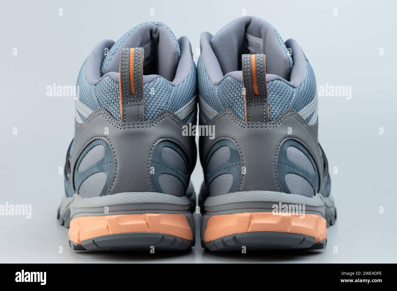 Rückansicht von Wanderschuhen isoliert auf grauem Atelierhintergrund Stockfoto