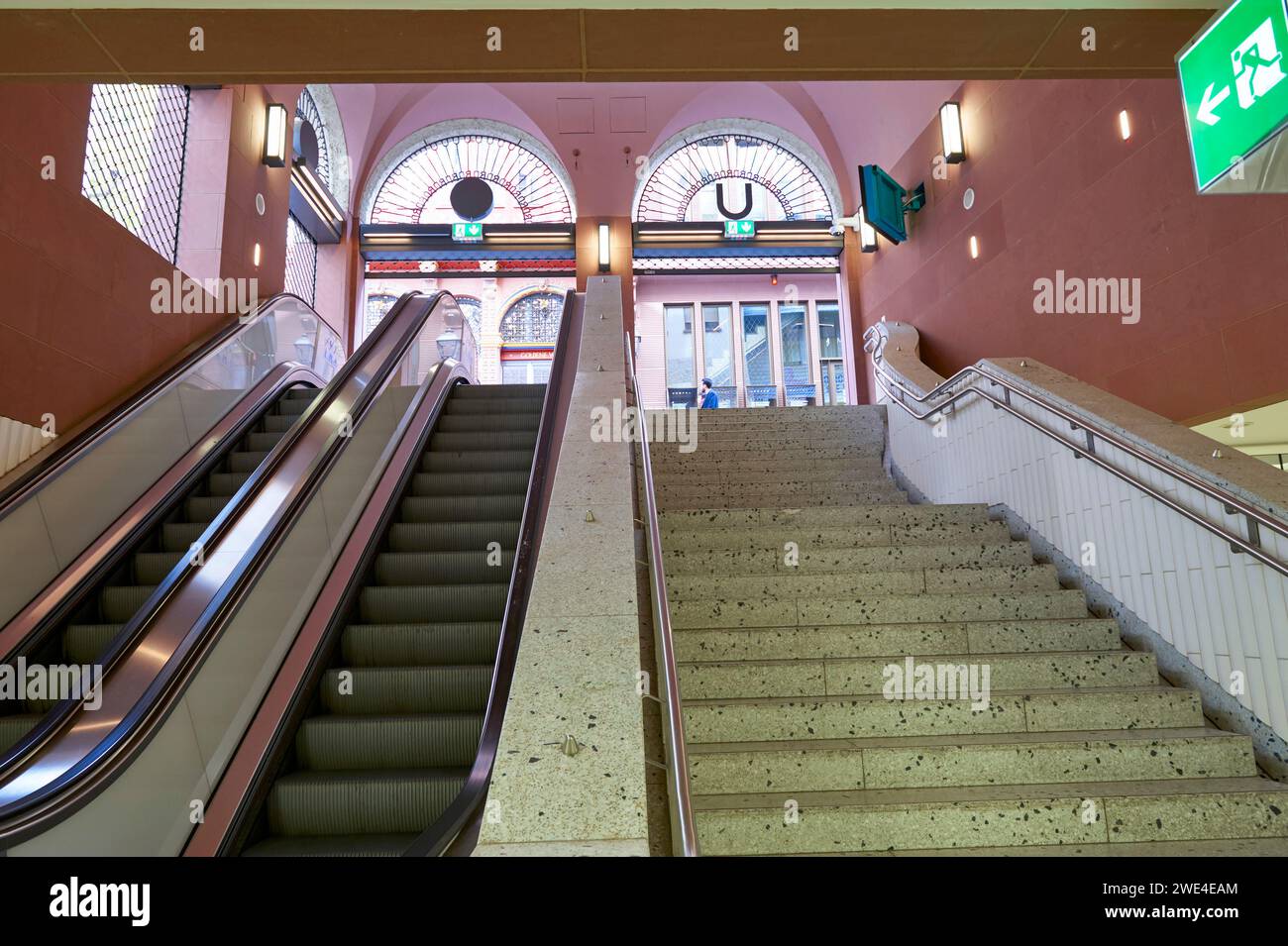 Unterirdische Treppe im Zentrum von Frankfurt, Deutschland Stockfoto