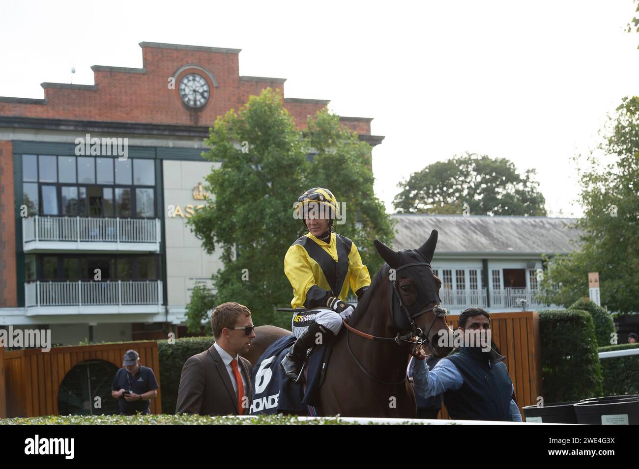 Ascot, Berkshire, Großbritannien. Oktober 2023. Horse Bless HIM, geritten von Jockey Hayley Turner, geht auf die Rennstrecke für den Howden Challenge Cup auf der Ascot Racecourse beim Herbstrennen Saturday Meeting. Kredit: Maureen McLean/Alamy Stockfoto