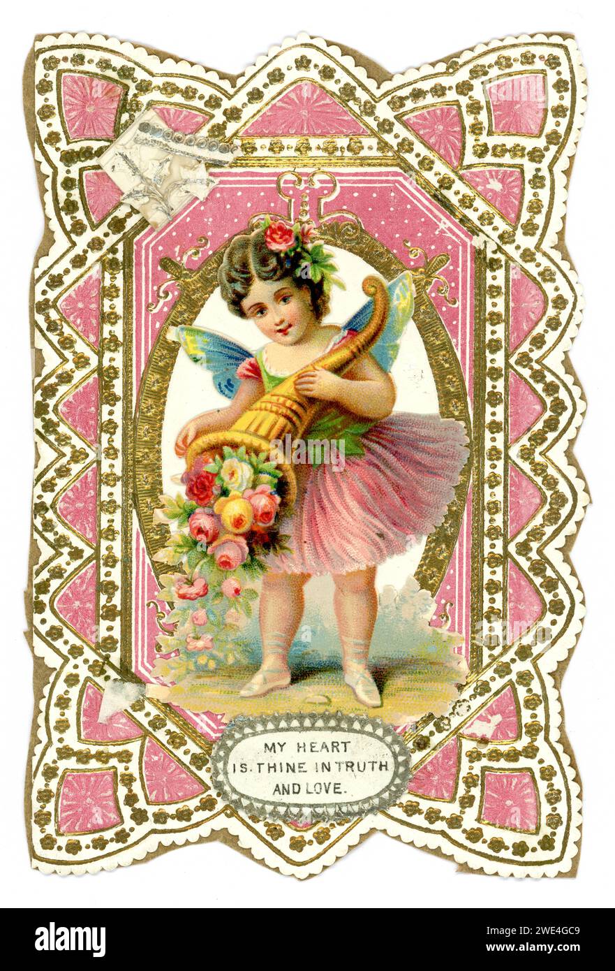 Originale charmante und wunderschöne viktorianische Valentinskarte mit Relief, mit einer Fee / einem Cherub, der ein Horn voller Fülle hält: „Mein Herz ist dein Herz in Wahrheit und Liebe“ ist die Botschaft. Um 1890 Stockfoto