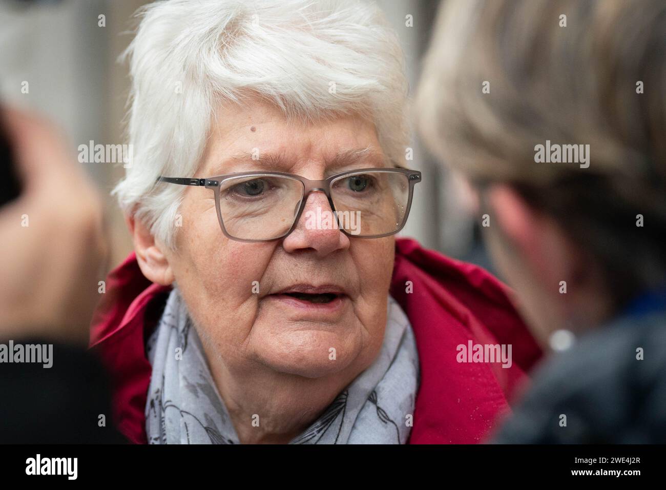 Marion Holmes, die Witwe des Postmeisters Jesmond Peter Holmes, bei der