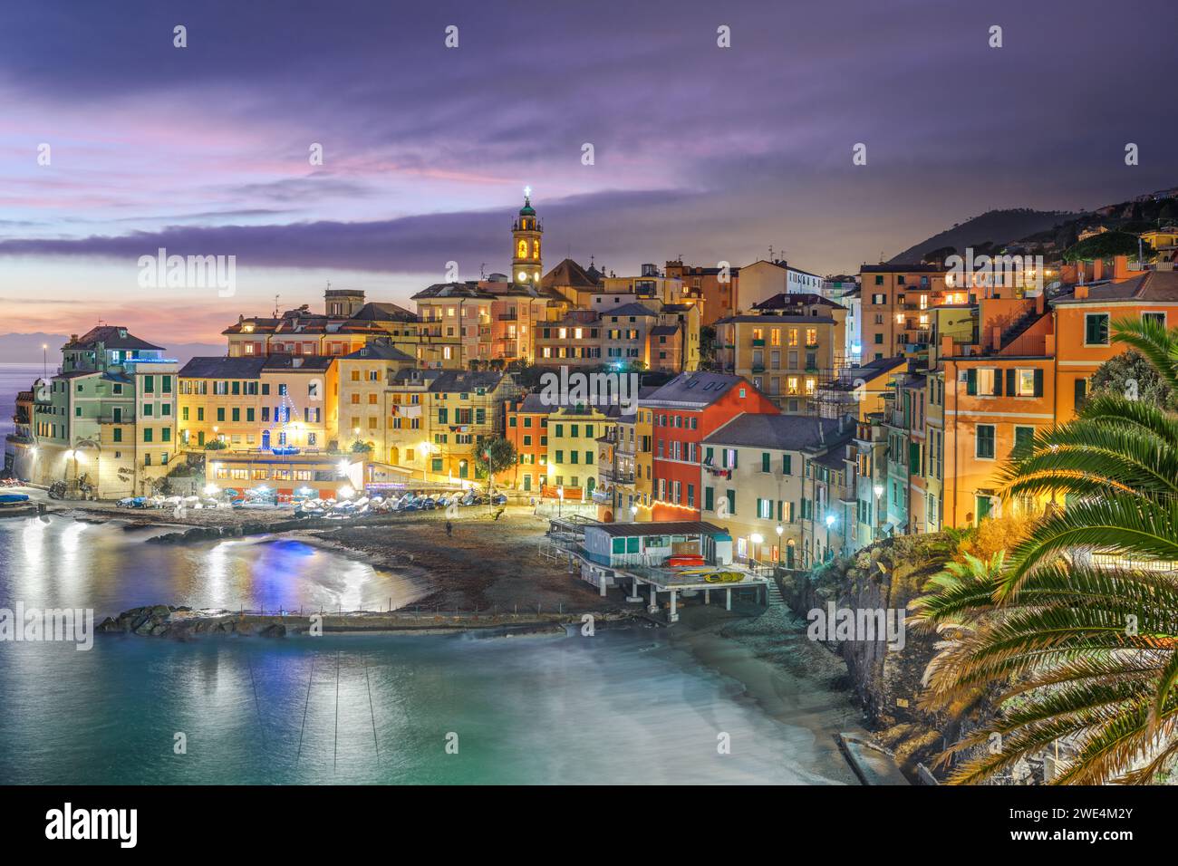Bogliasco, Genua, Italien malerische Stadt am Mittelmeer in der Dämmerung. Stockfoto