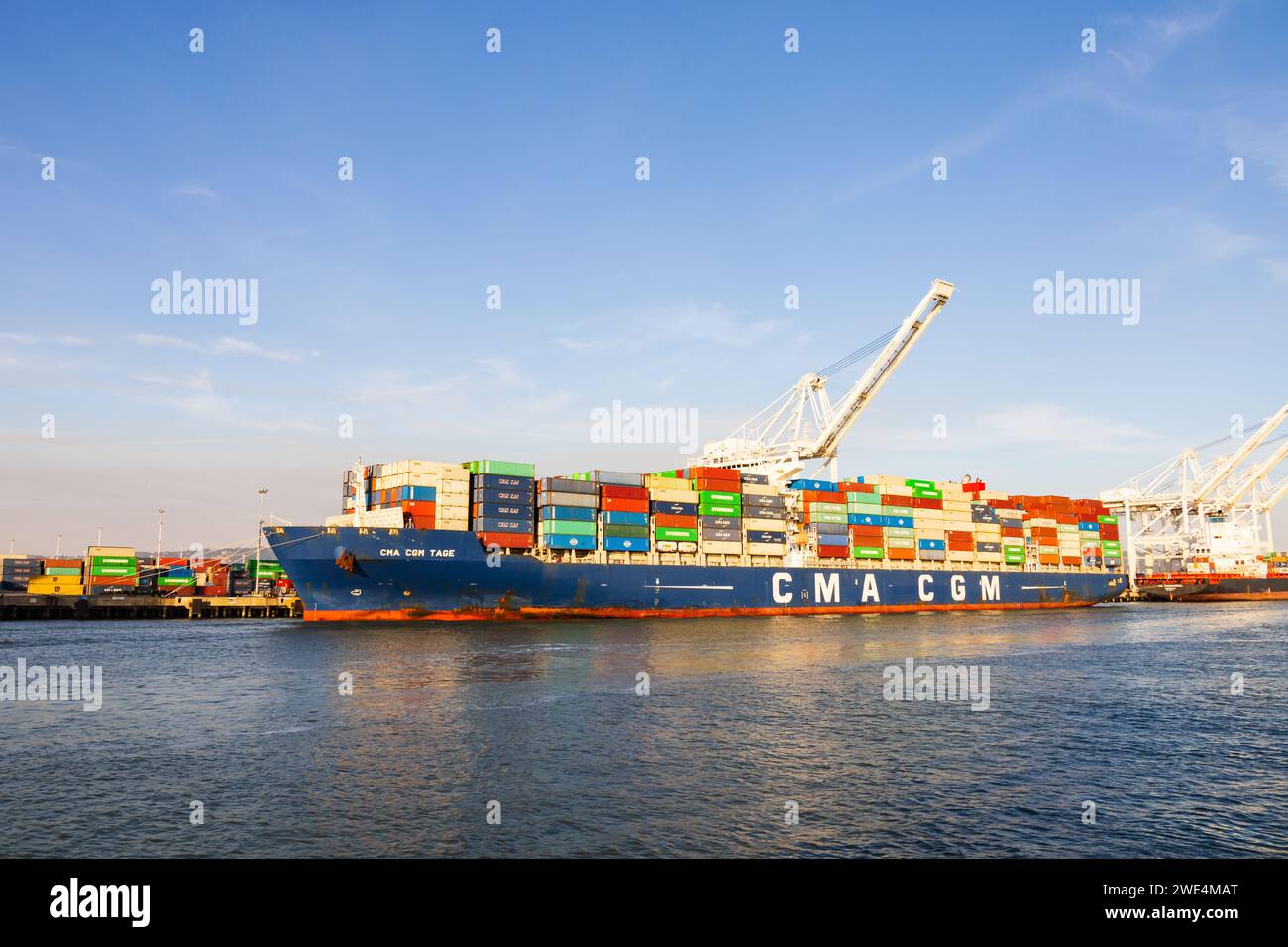 Maltesisches registriertes Containerschiff, CMA CGM Tage, Verladung im Hafen von Oakland, Kalifornien, USA Stockfoto
