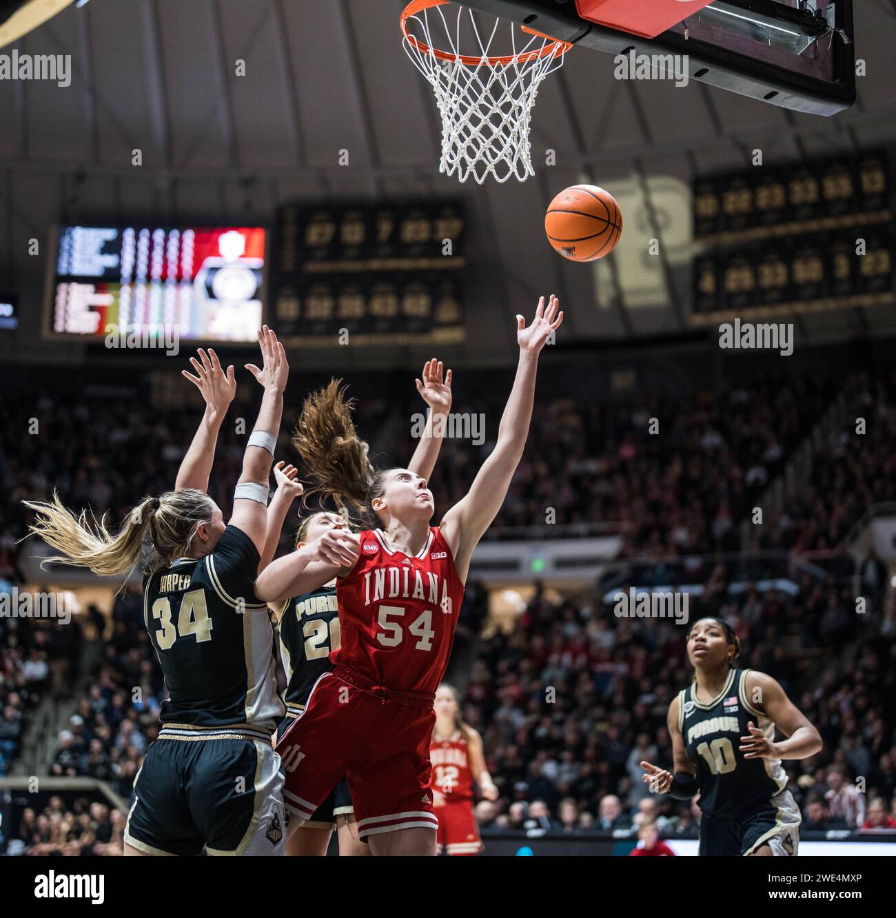 West Lafayette, Indiana, USA. Januar 2024. MACKENZIE HOLMES (54) dreht während des NCAA womenÃs Basketballspiels zwischen den Indiana Hoosiers und den Purdue Boilermakers am Sonntag, 21. Januar 2024, in der Mackey Arena in West Lafayette, Ind (Kreditbild: © David Wegiel/ZUMA Press Wire) NUR REDAKTIONELLE VERWENDUNG! Nicht für kommerzielle ZWECKE! Stockfoto