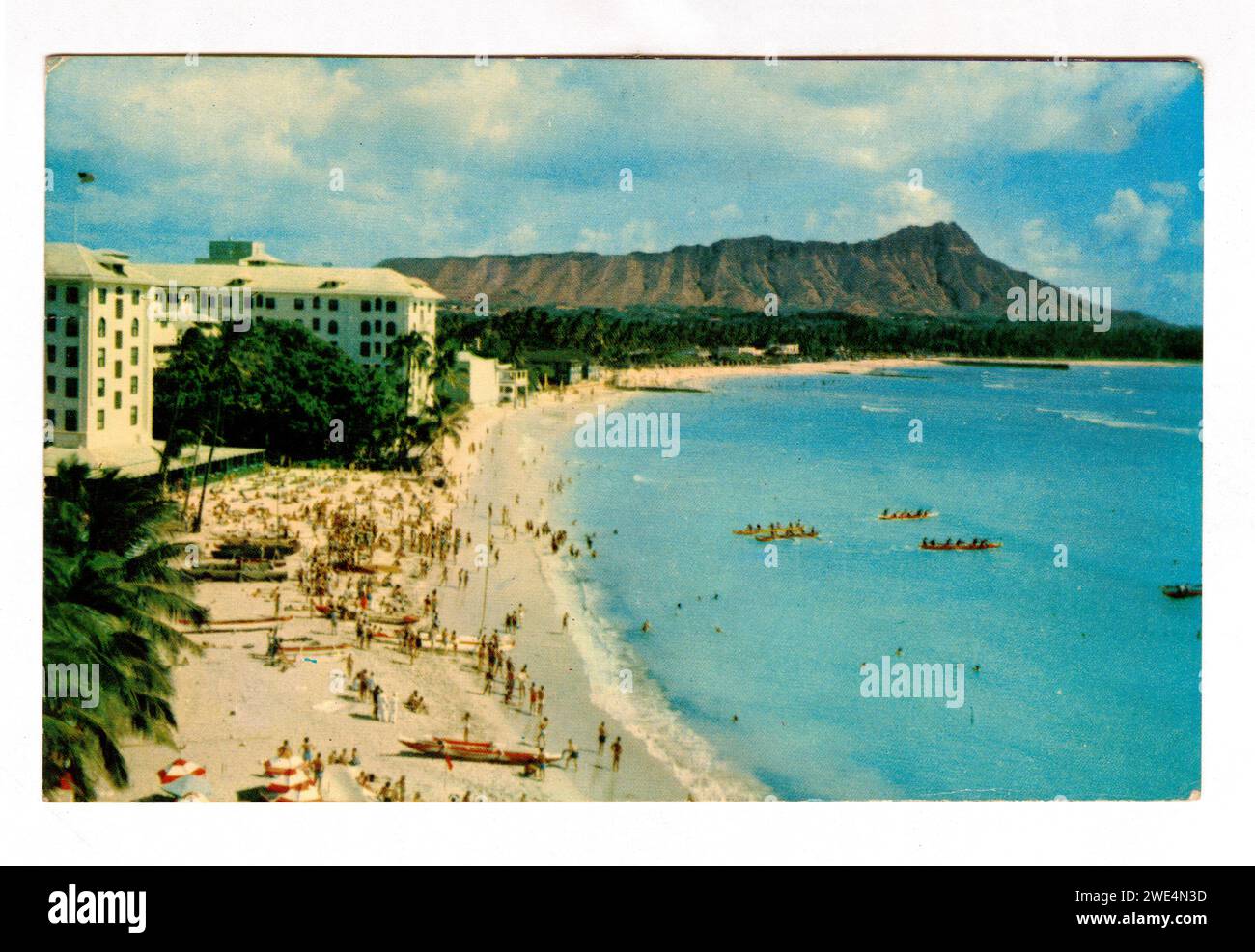 Vintage-Postkarte mit Moana Hotel und Diamond Head vom Dach des Royal Hawaiian am Waikiki Beach, gestempelt 1954. Stockfoto