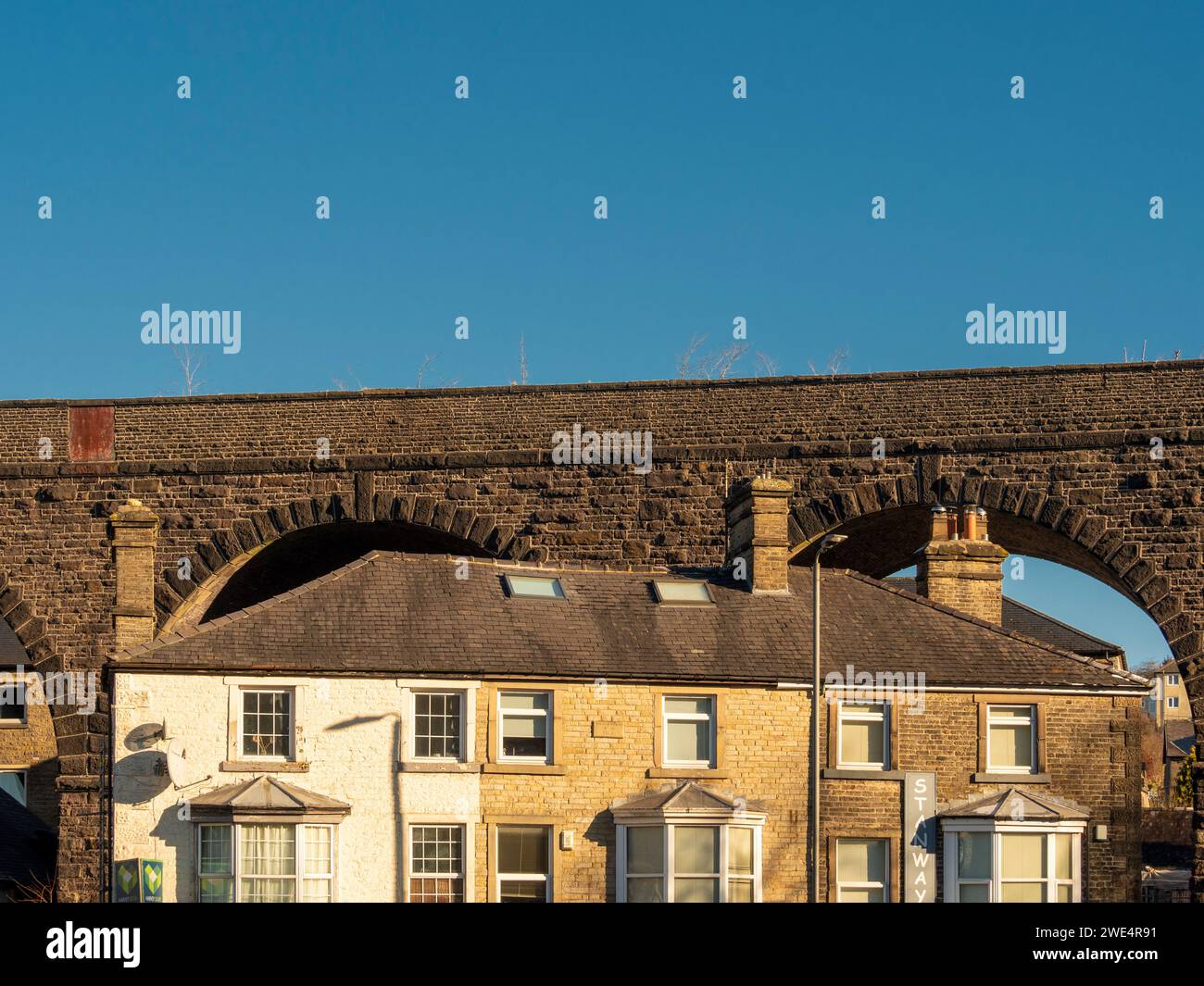 Bridge Street Gebäude mit dem Eisenbahnviadukt dahinter in Buxton. Derbyshire. UK Stockfoto